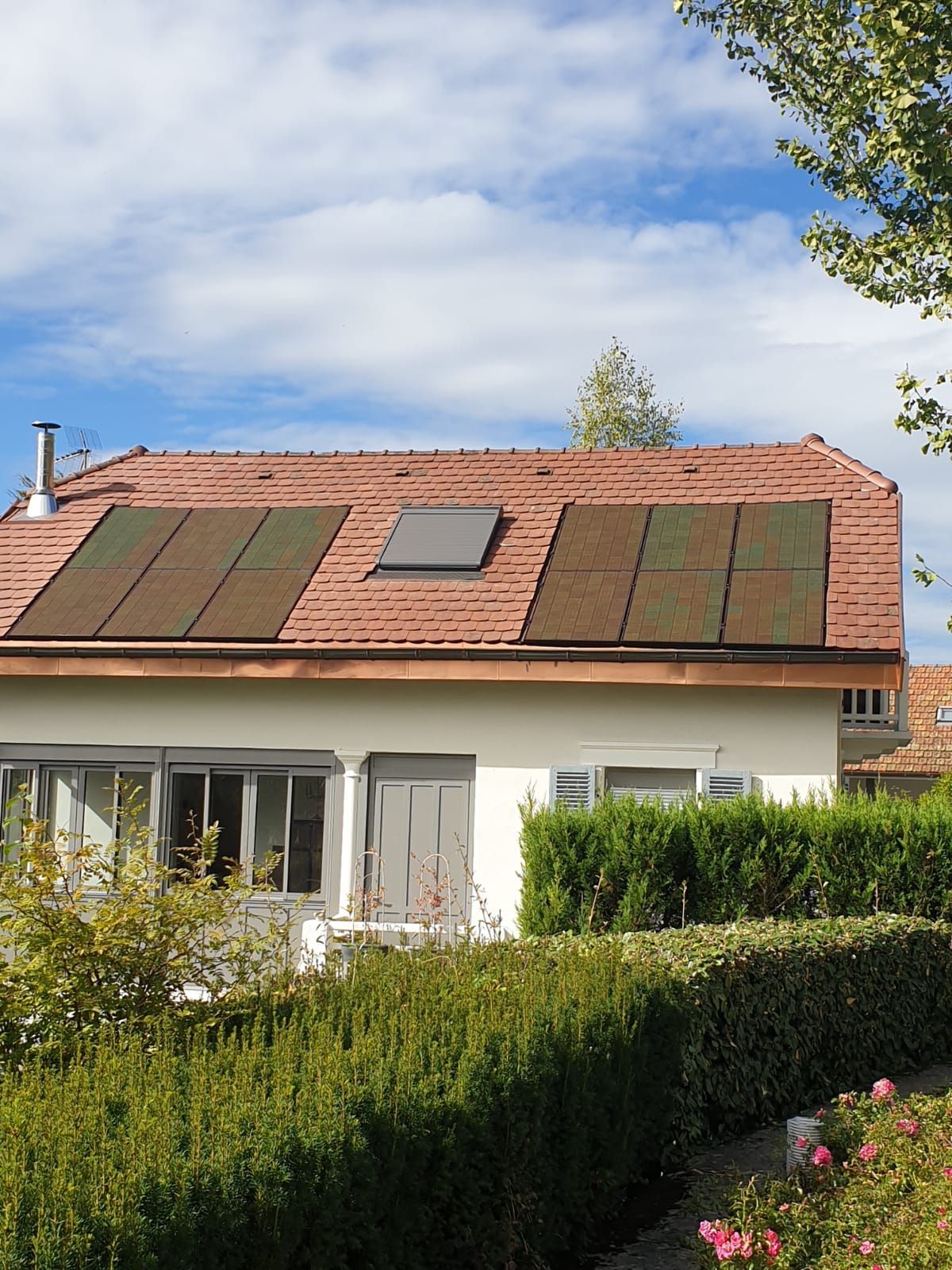 Douze panneaux solaires sur un toit en tuile