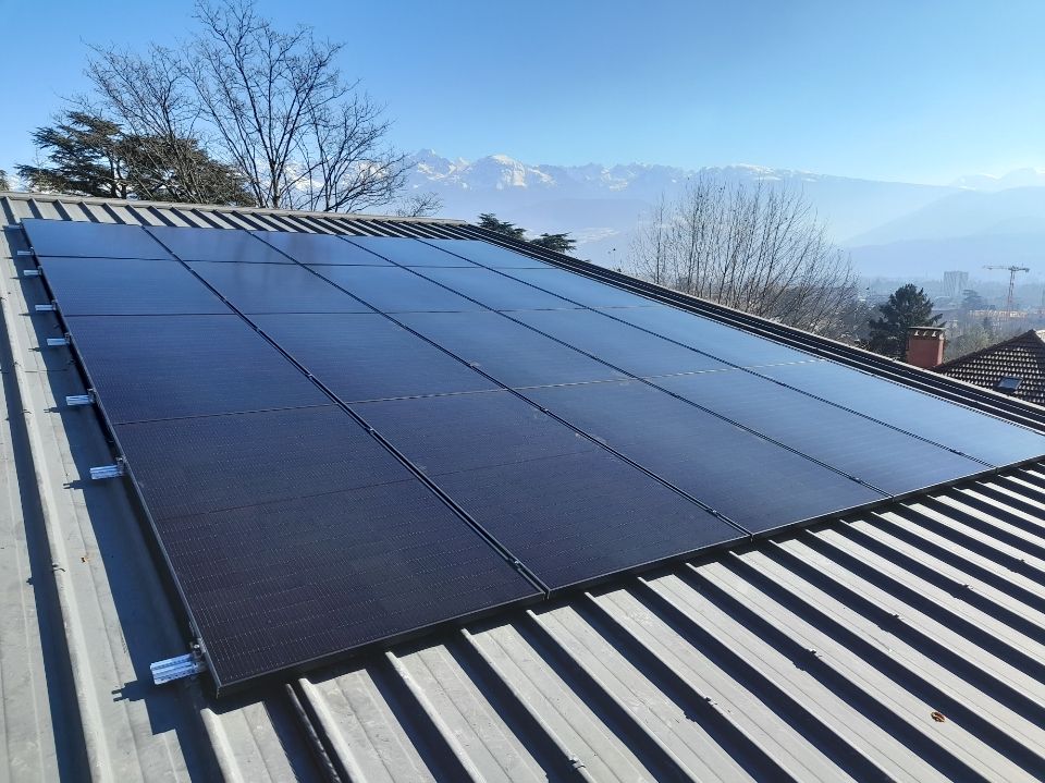 Panneaux solaires sur une toiture en acier