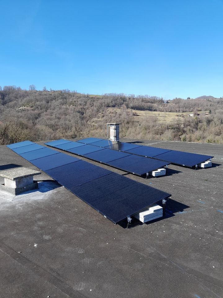 Installation de trois rangée de panneaux solaires