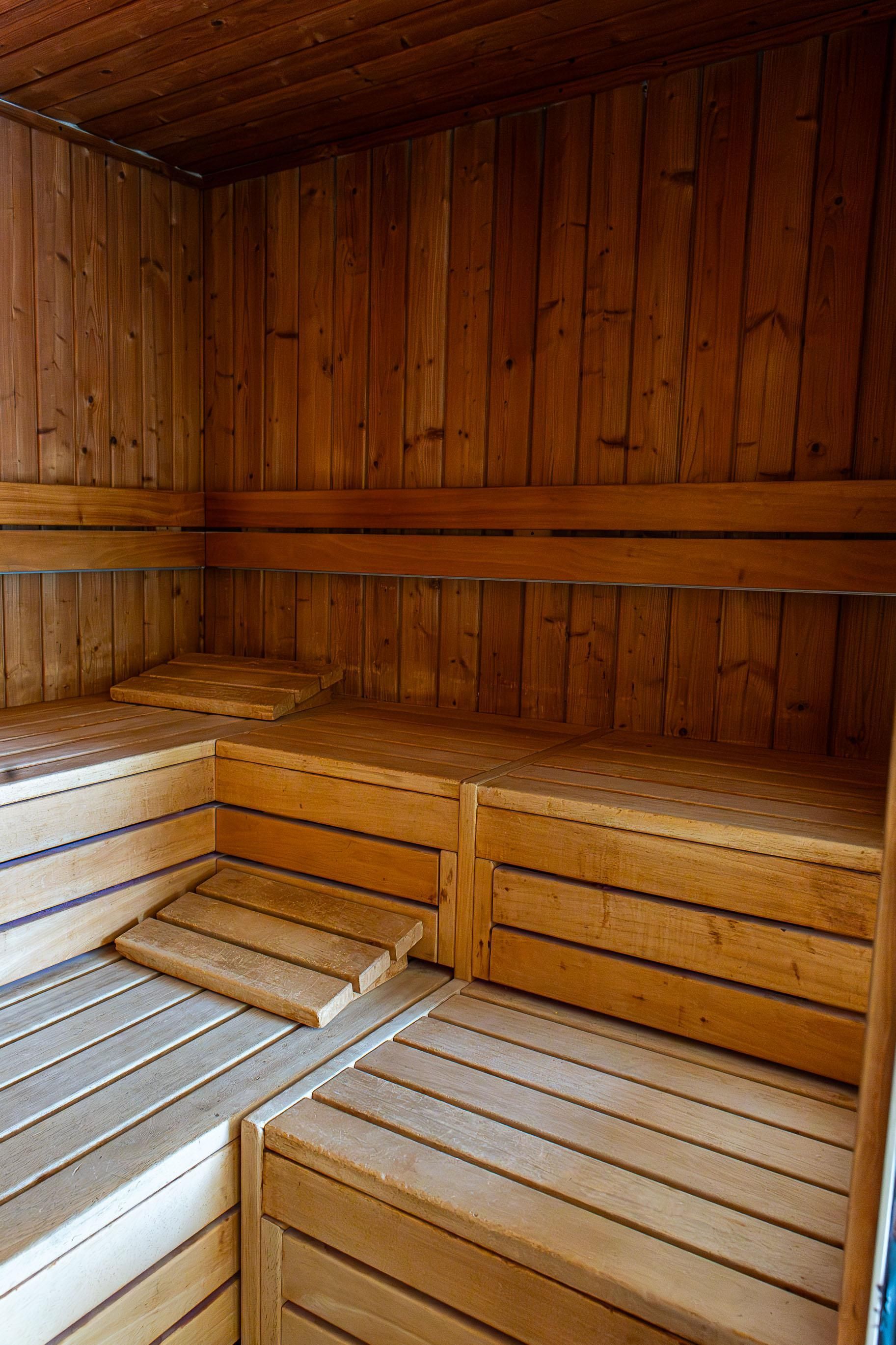 Eine Holzsauna mit Holzbänken und Holzdecke.