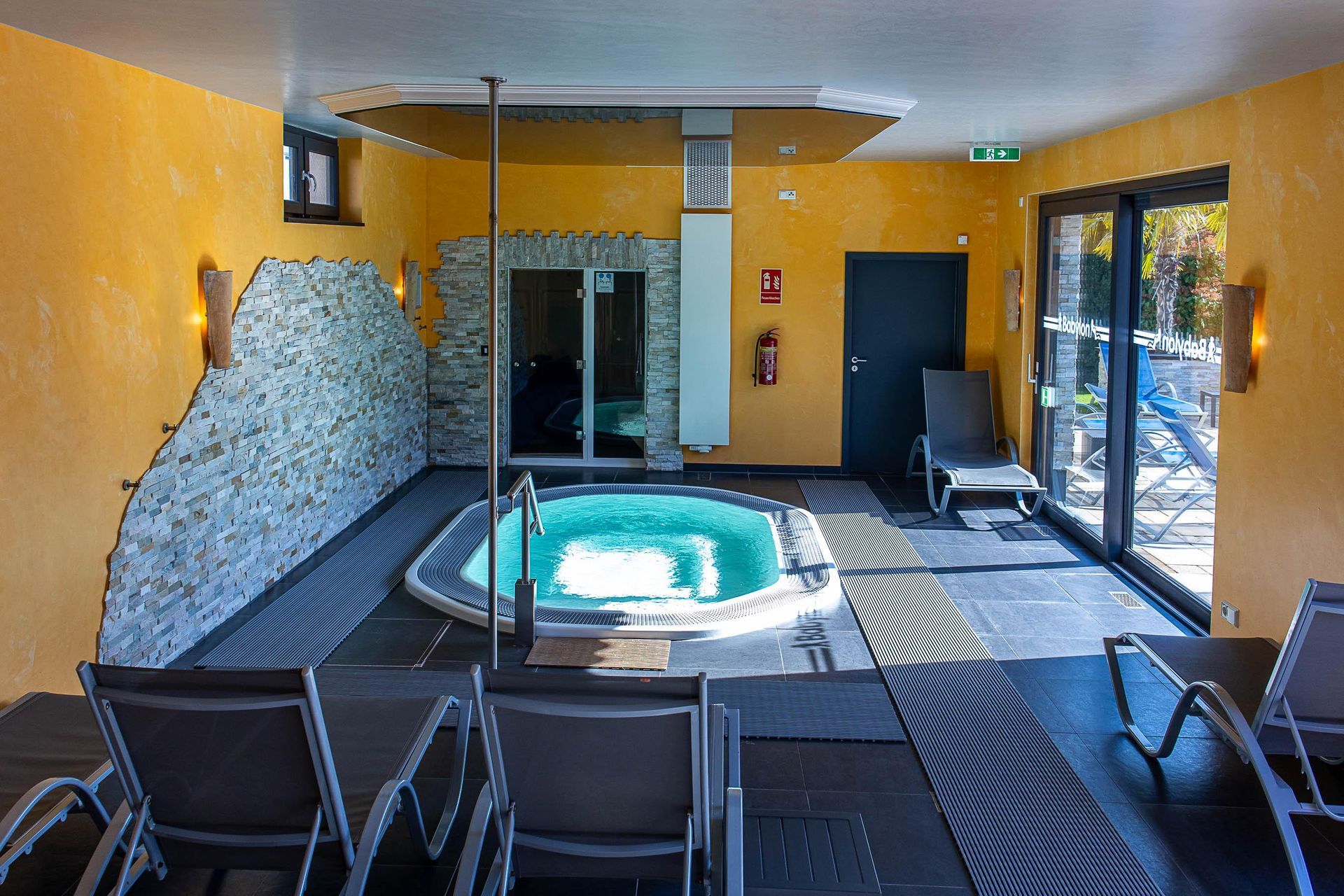 In der Mitte des Zimmers befindet sich ein Whirlpool.