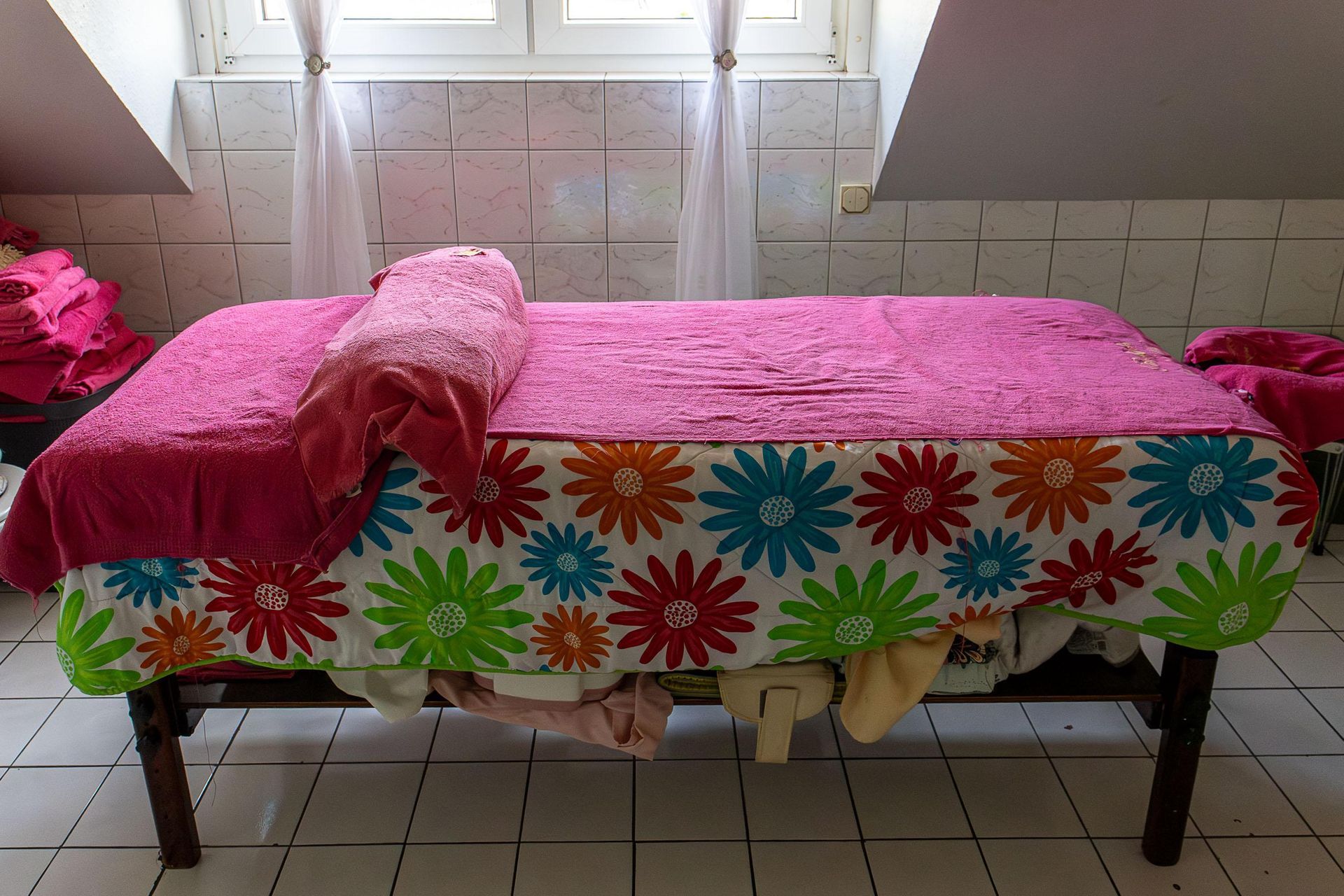 Ein Bett mit einer bunten geblümten Decke darauf