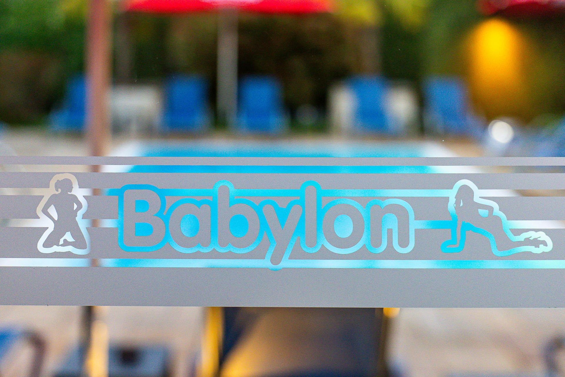 Ein Schild mit der Aufschrift Babylon vor einem Pool