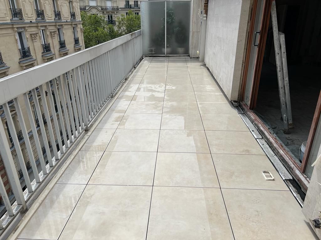 Travaux sur un balcon avec des carreaux