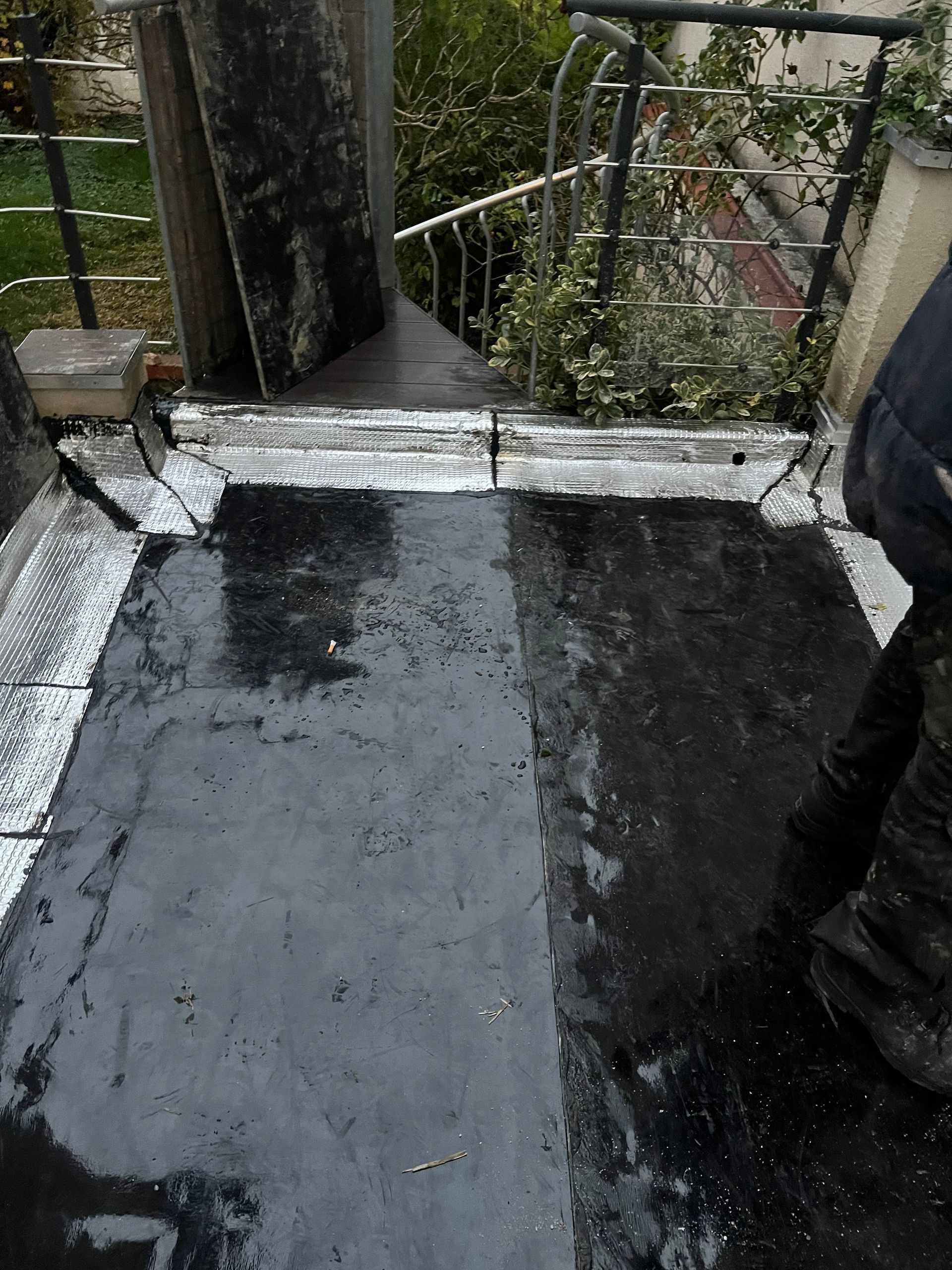 Travaux d'isolation de terrasse avec une peinture noire