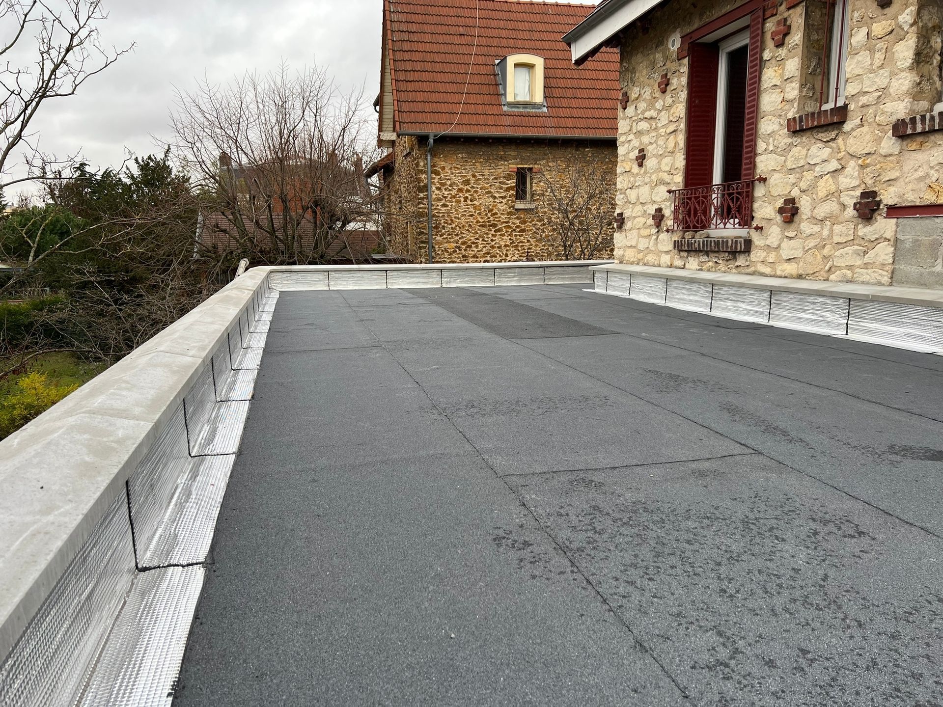 Toit-terrasse avec isolation grise