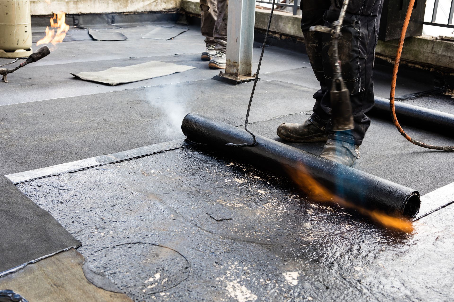 Travaux d'étanchéité avec un chalumeau