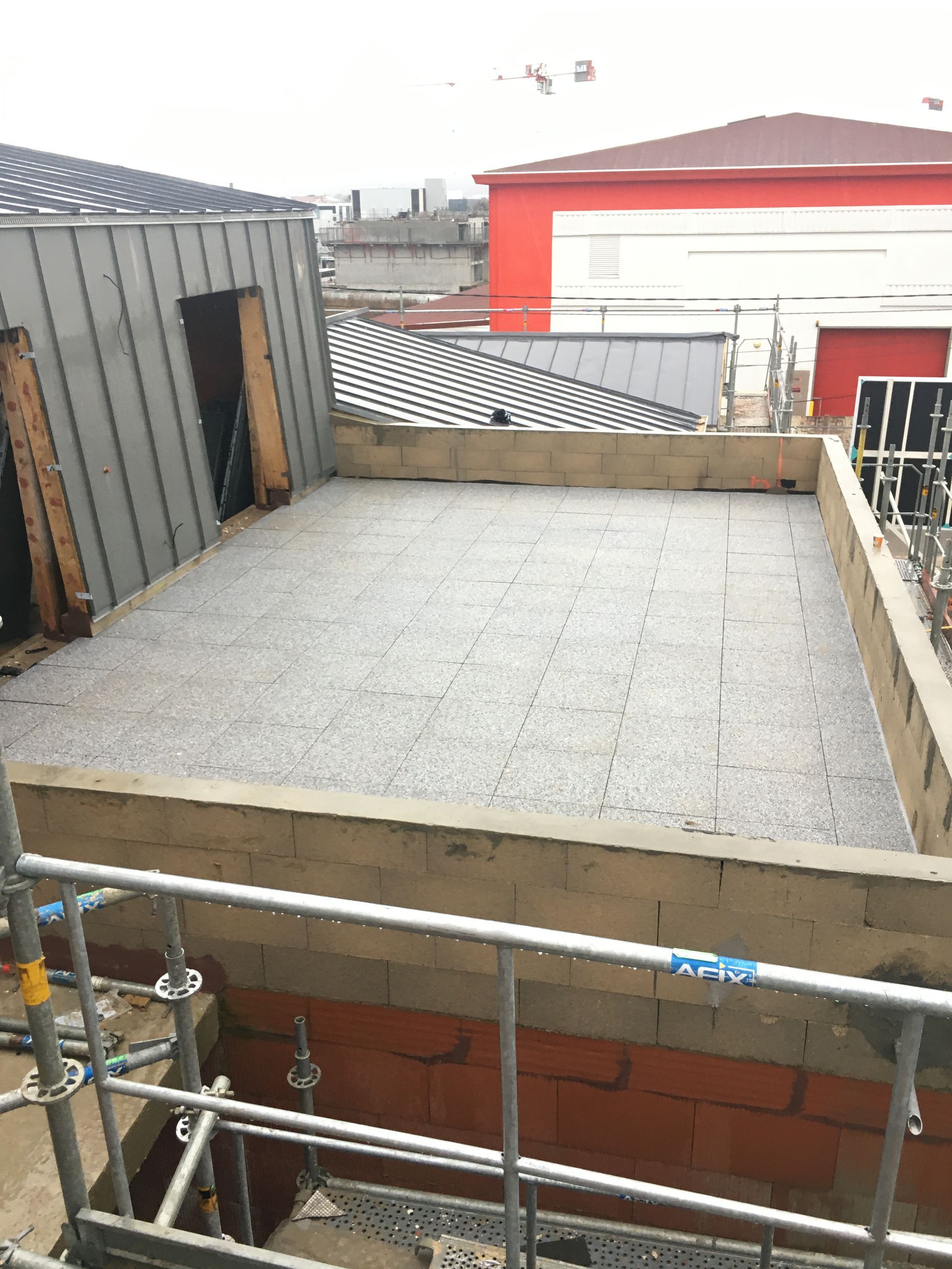 Finition de la construction d'une terrasse avec des carreaux