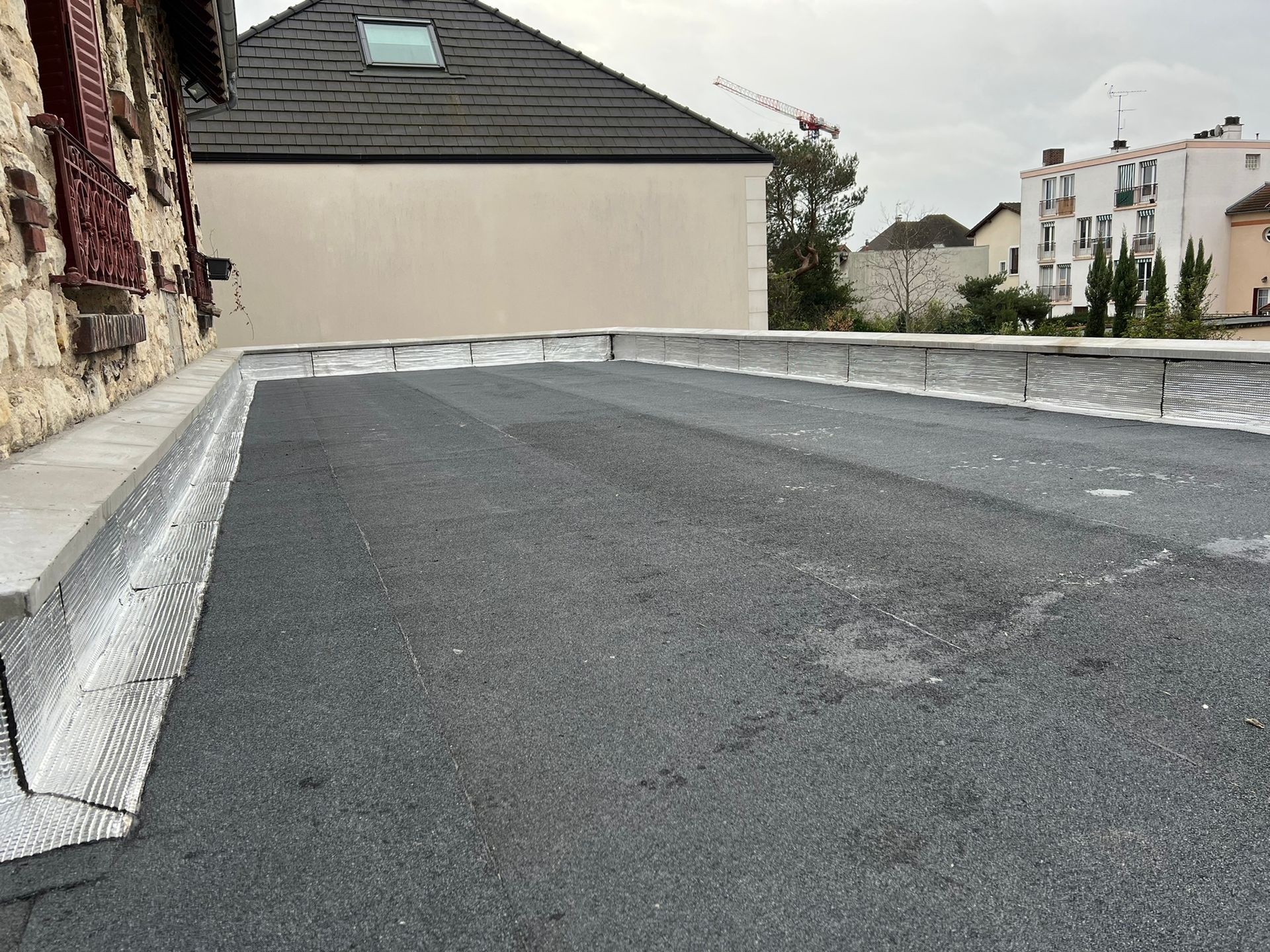 Toit-terrasse en cours de travaux d'étanchéité