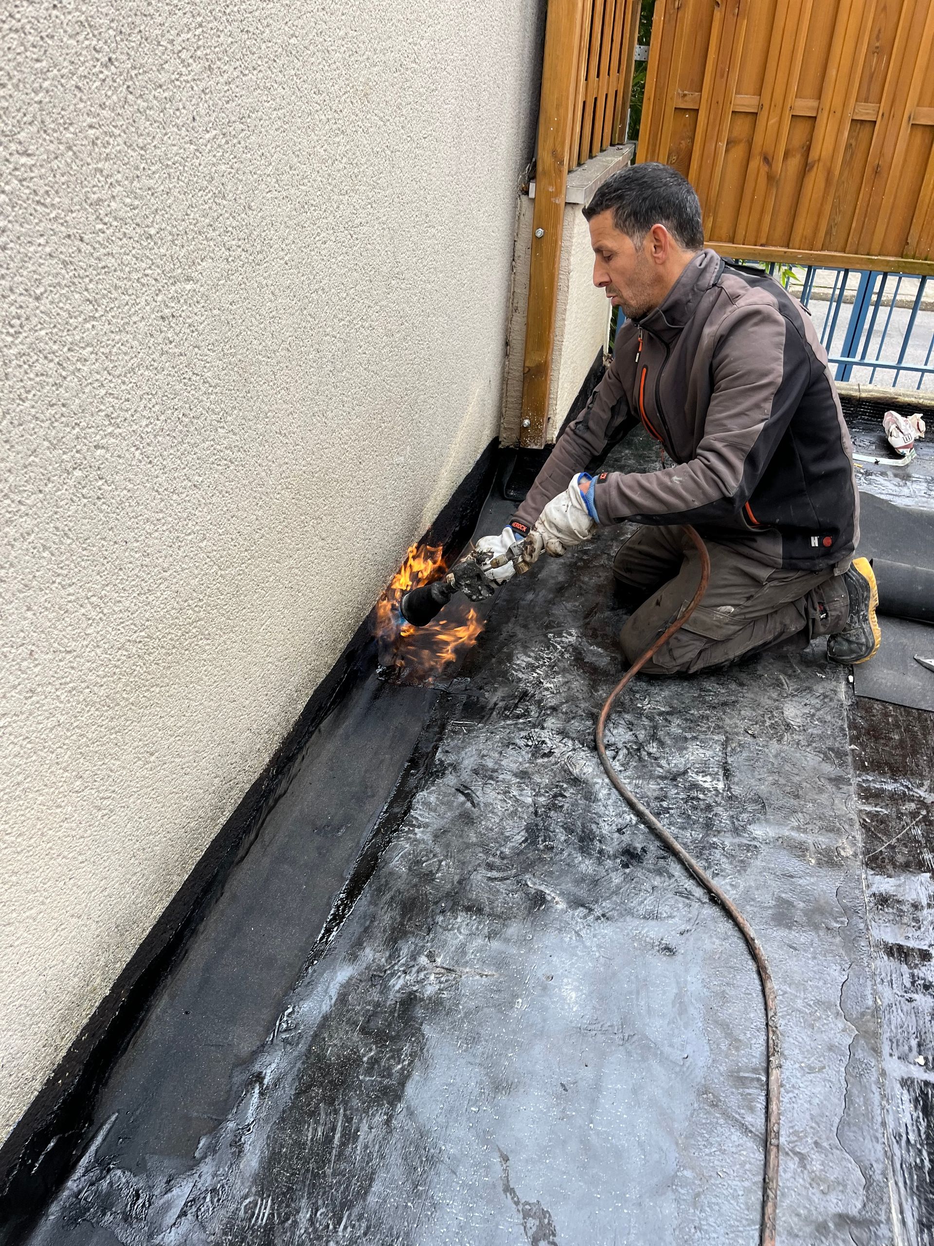 Travaux d'étanchéité avec du matériel professionnel