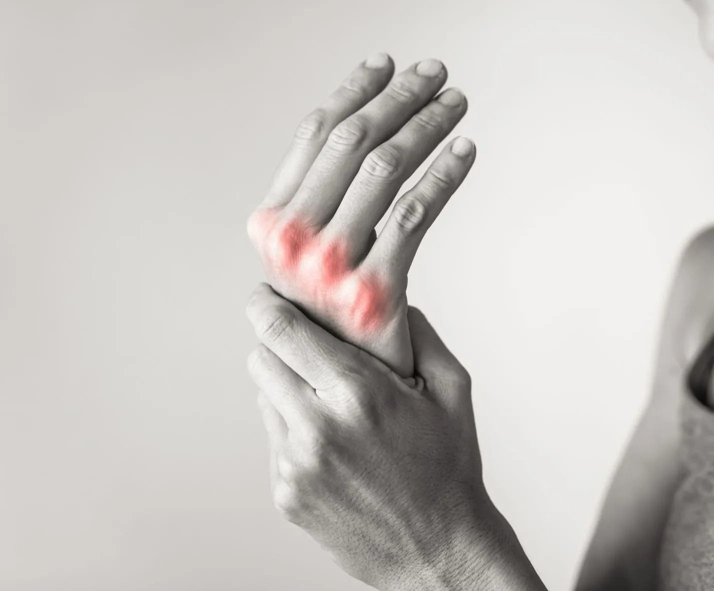 Un coupeur de feu pratique une séance en touchant les mains d'une femme.