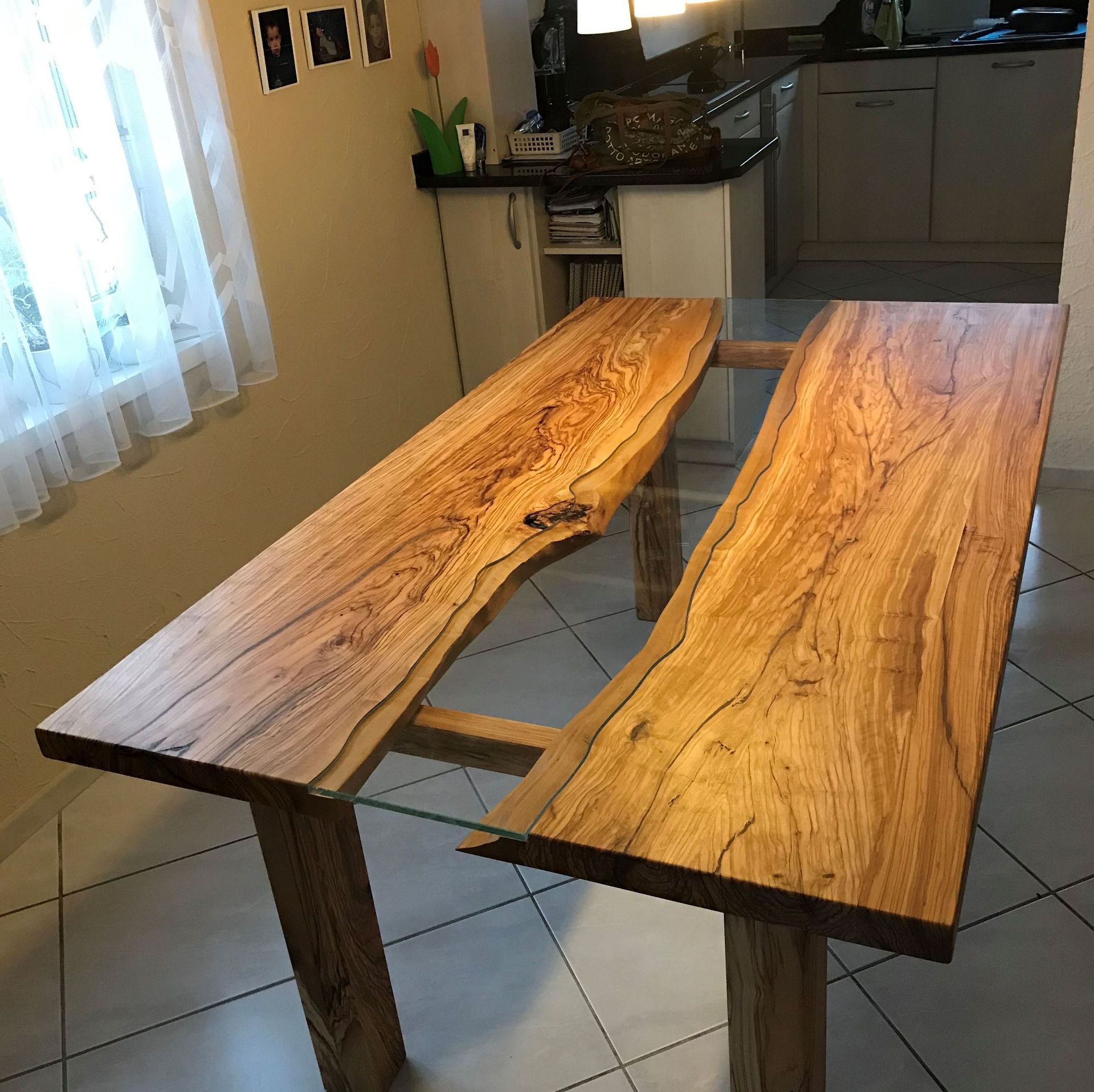 Flusstisch aus Olivenholz