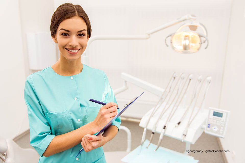 Zahnarzthelferin in der Zahnarztpraxis Hartmann lächelt in die Kamera
