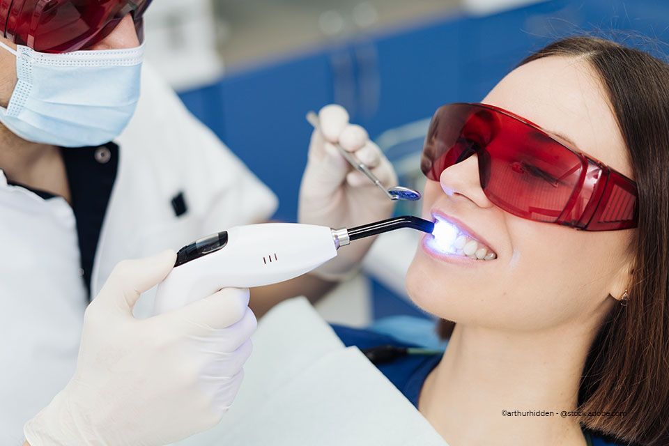 In der Zahnarztpraxis Hartmann werden die Zähne einer Patientin gebleicht