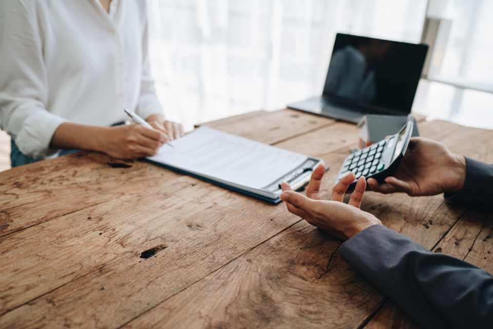 Dokument wird unterschrieben