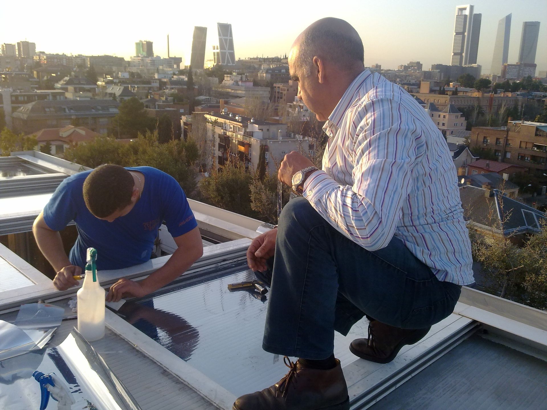Rascacielos de cristal que refleja el cielo azul y las nubes.