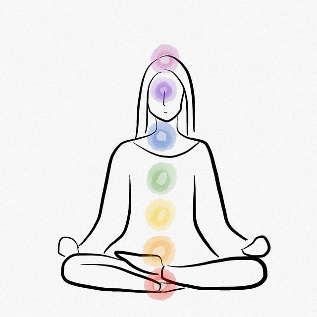 Femme en posture du lotus, points de chakra colorés superposés.