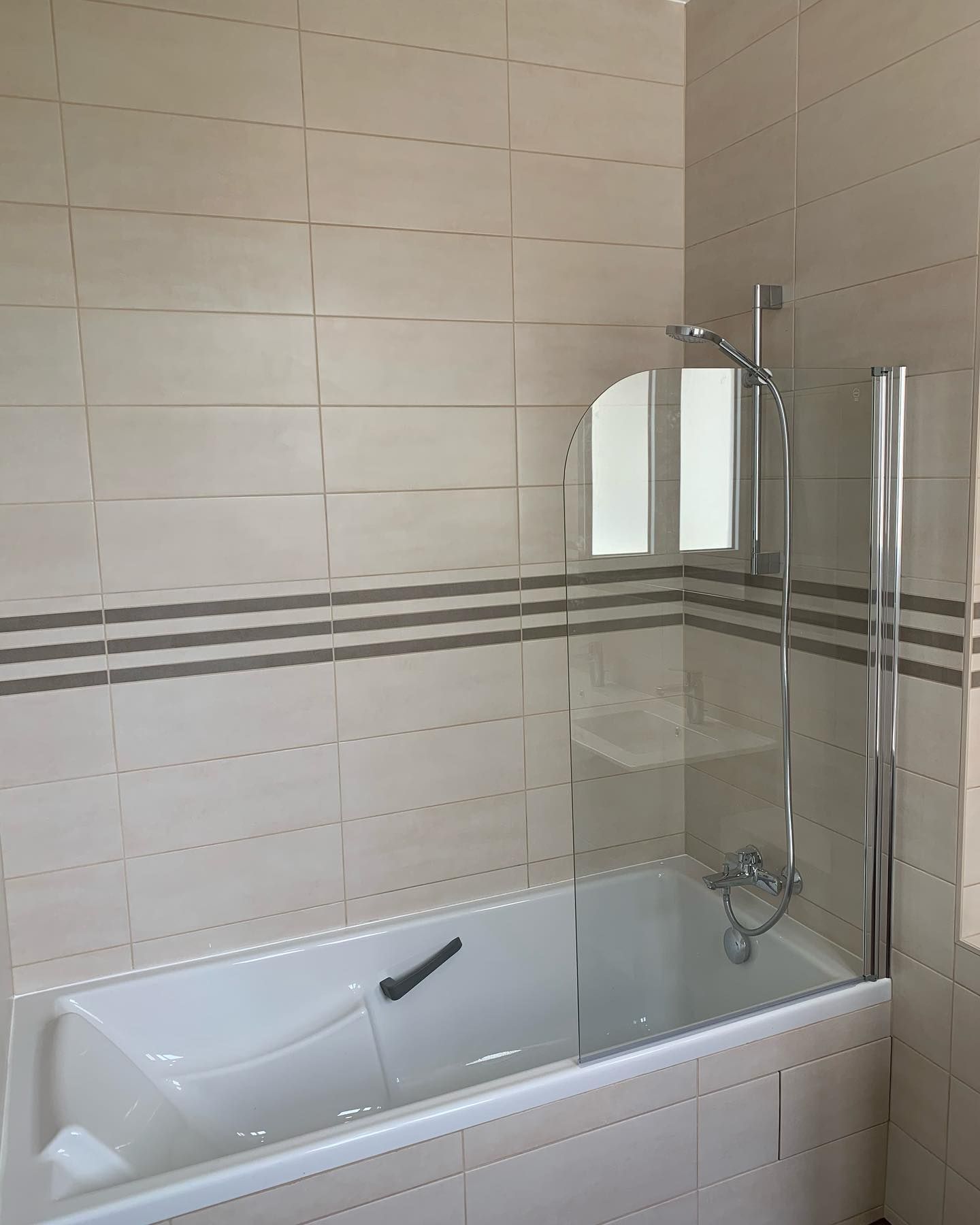 Baignoire dans une salle de bains rénovée