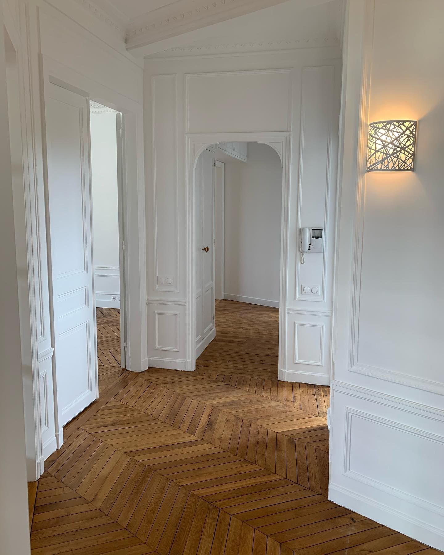 Couloir d'un appartement parisien avec moulures