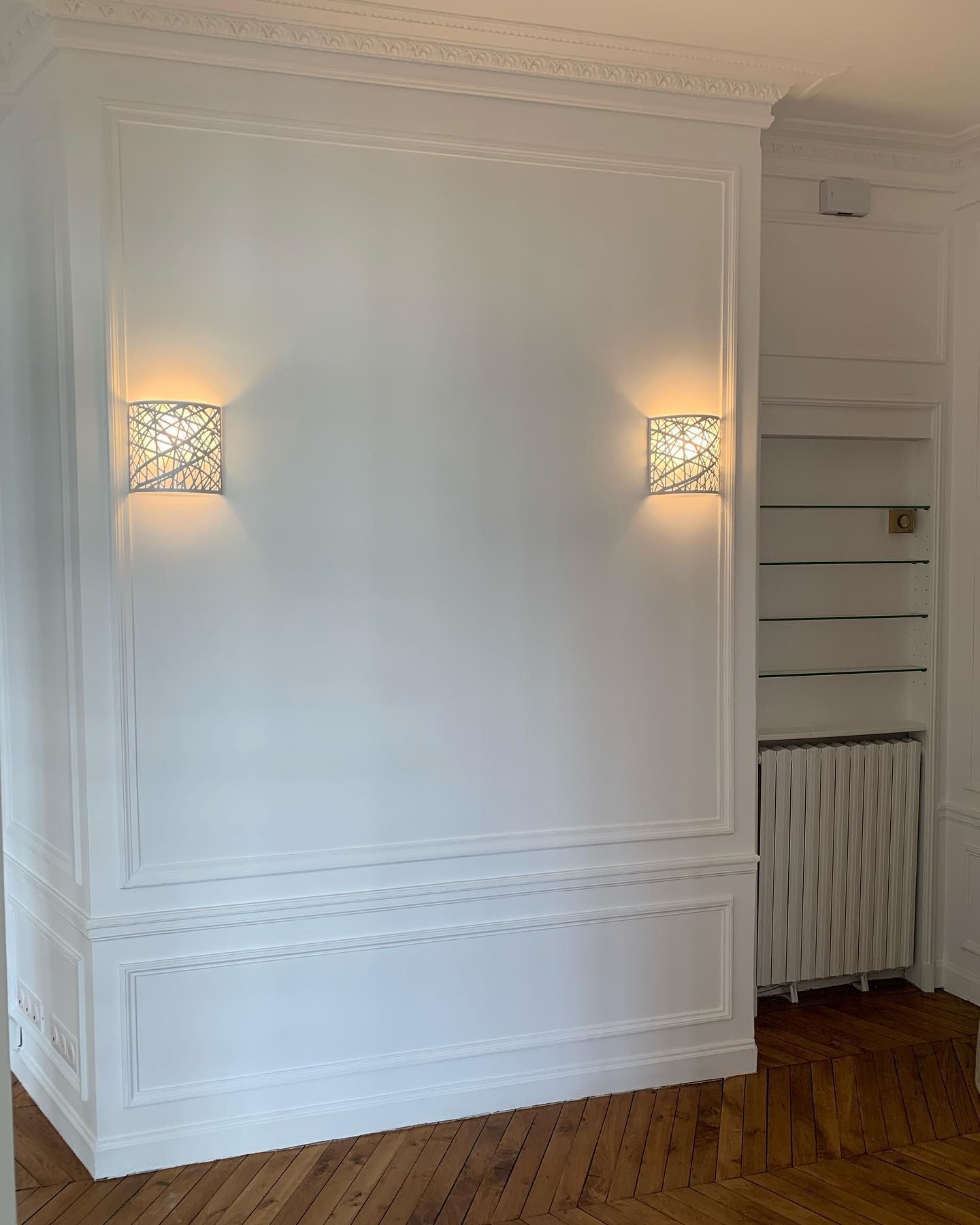 Éclairage sur un mur blanc