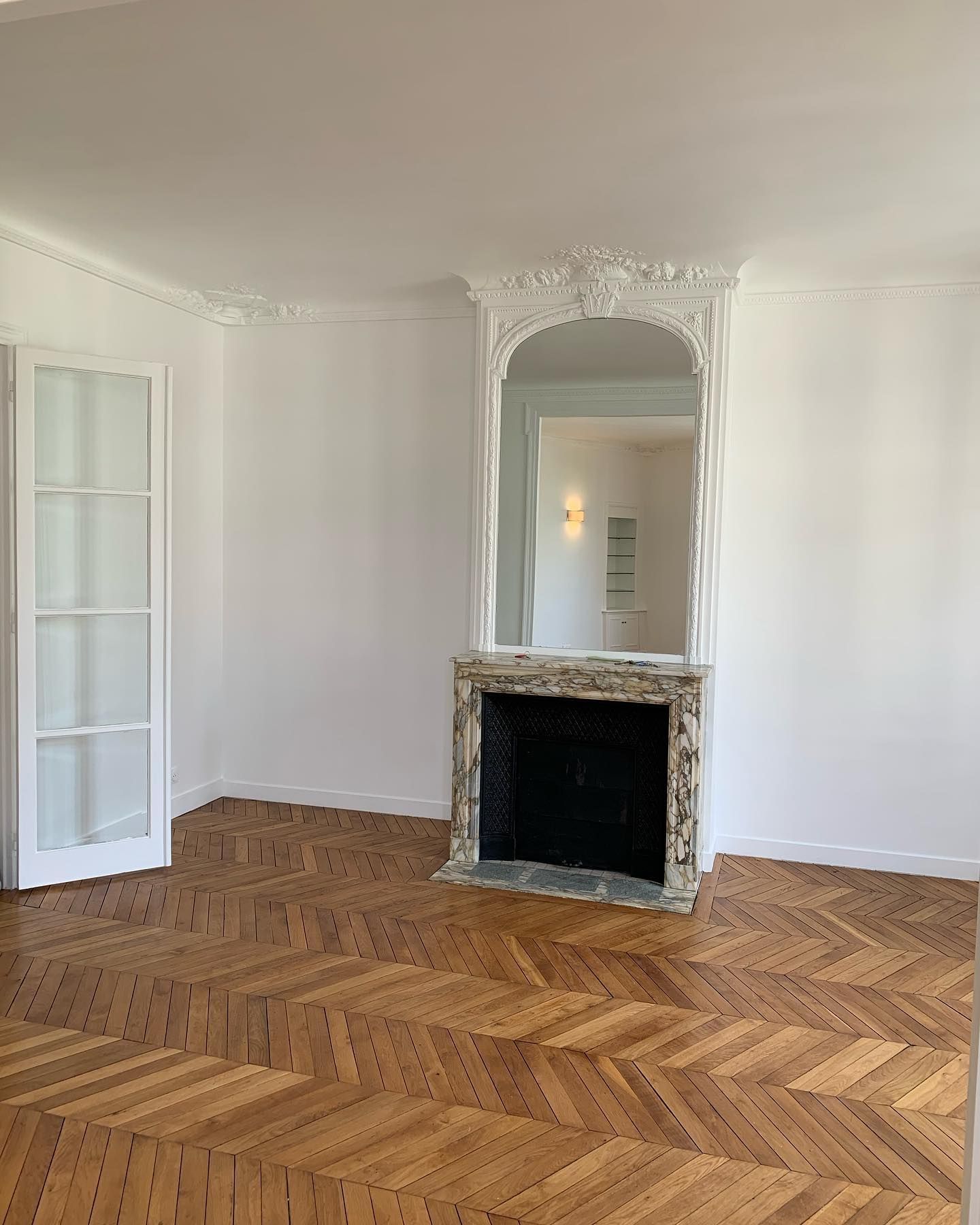 Cheminée ancienne dans un appartement parisien