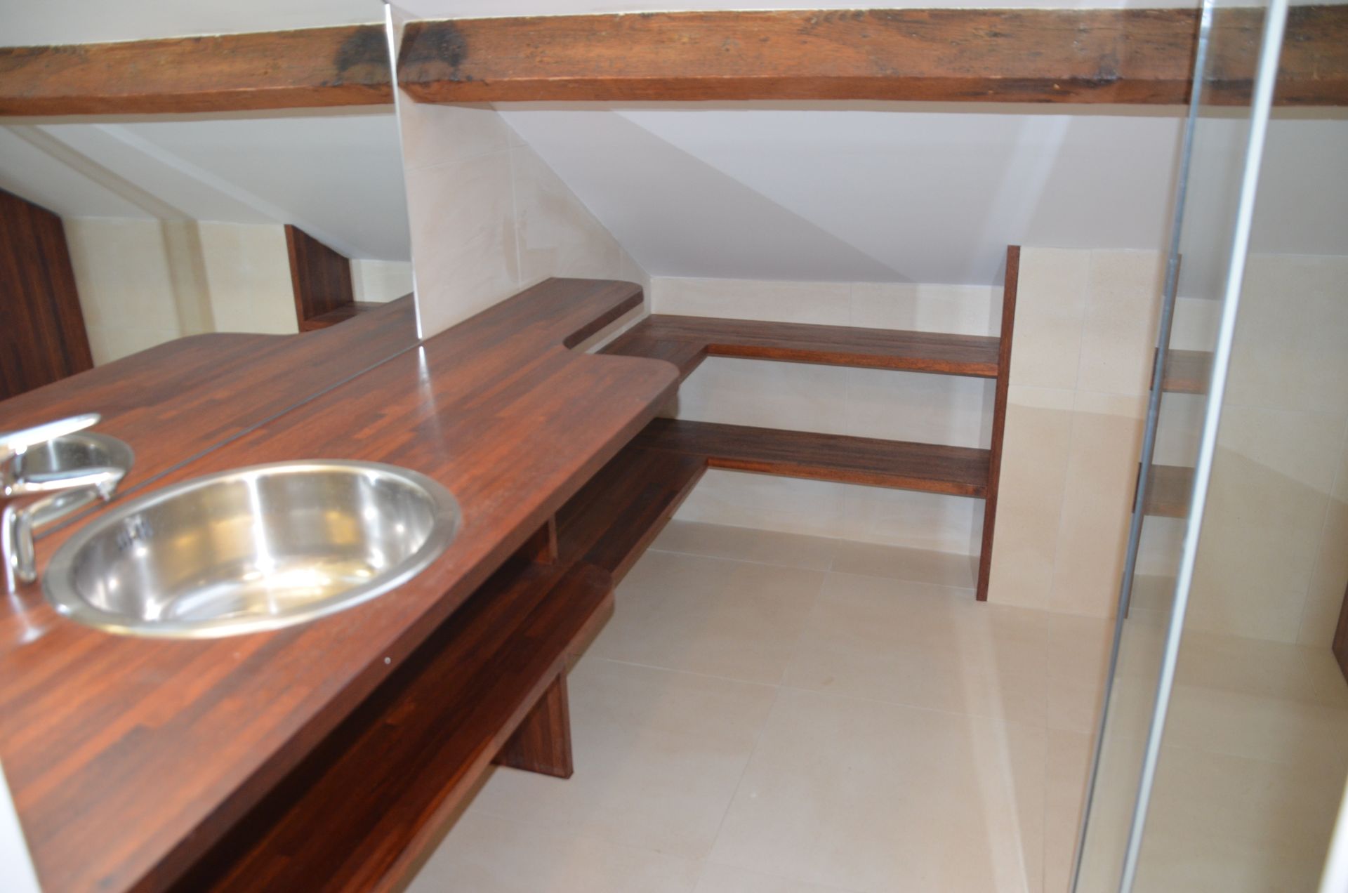 Plan de travail fabriqué sur mesure dans une salle de bains