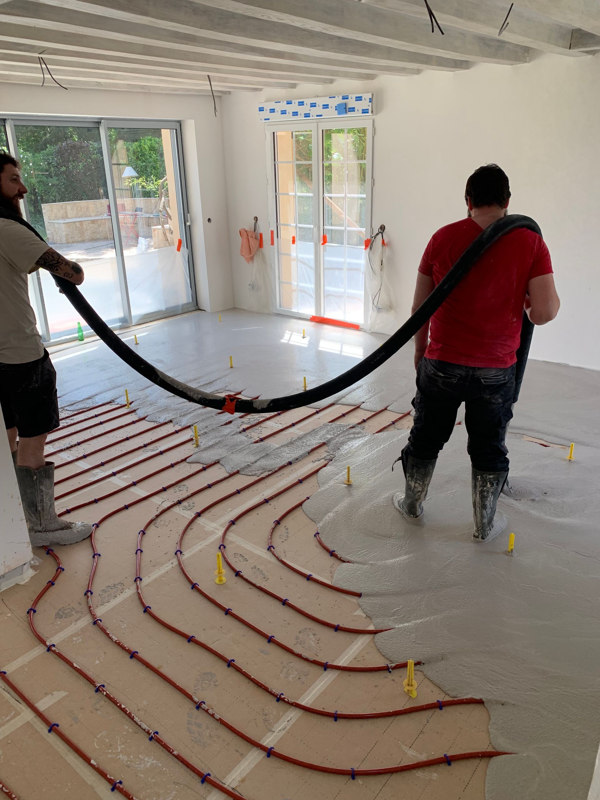 Coulage de béton sur un système de parquet chauffant