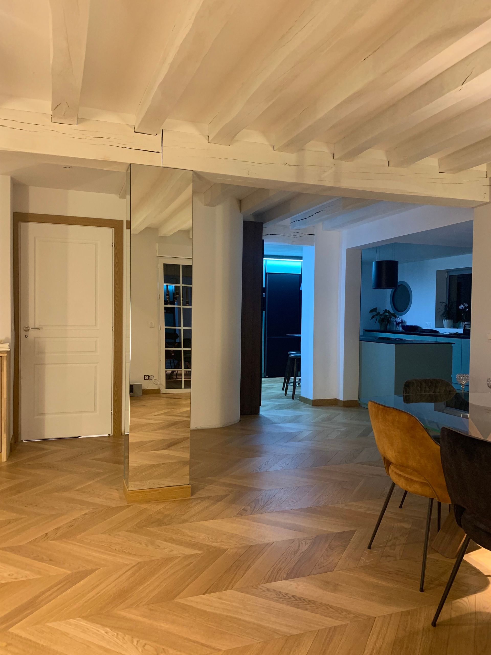 Grande salle à manger avec parquet en point de Hongrie