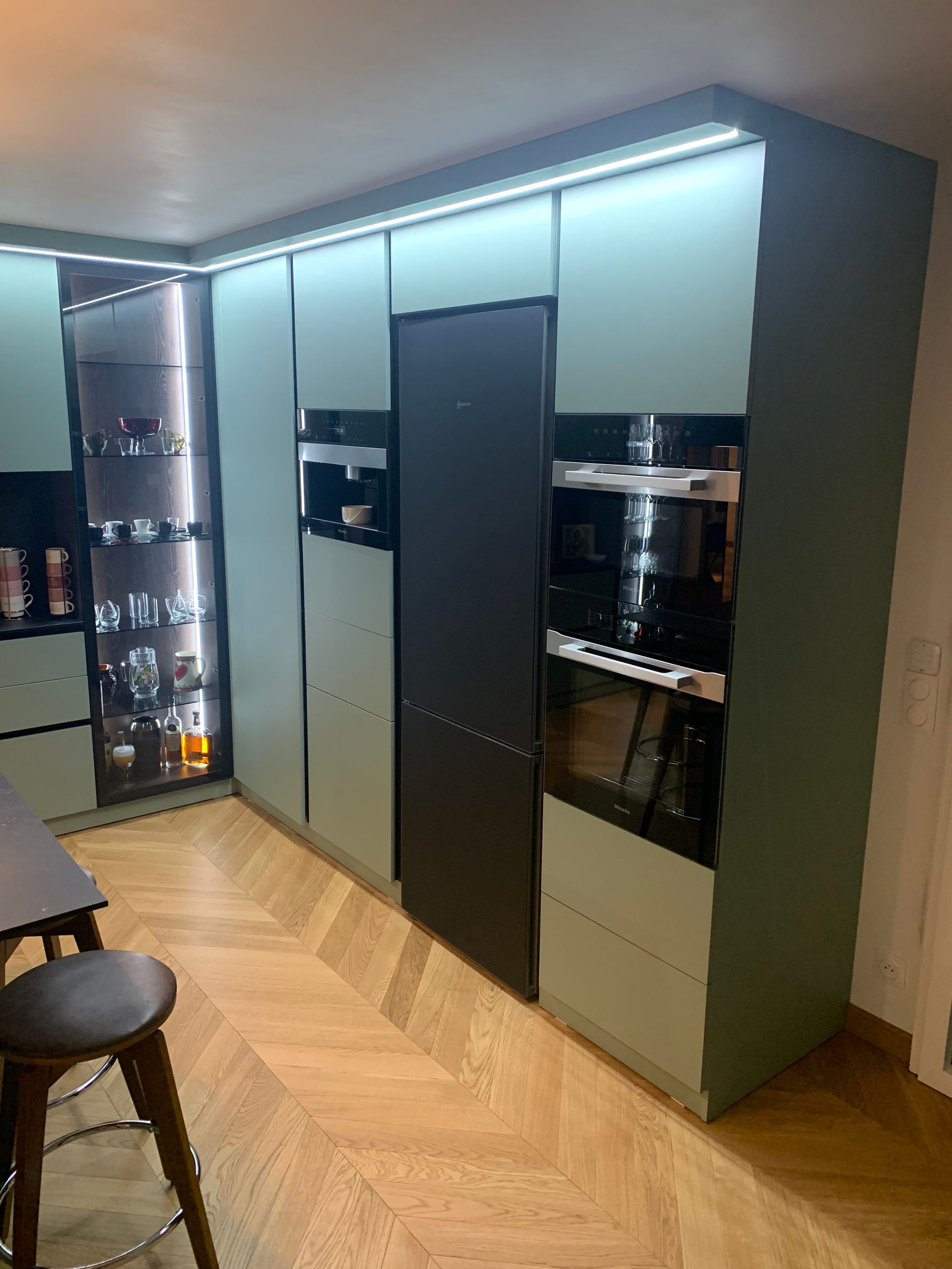 Cuisine avec meubles noirs mats et vert olive