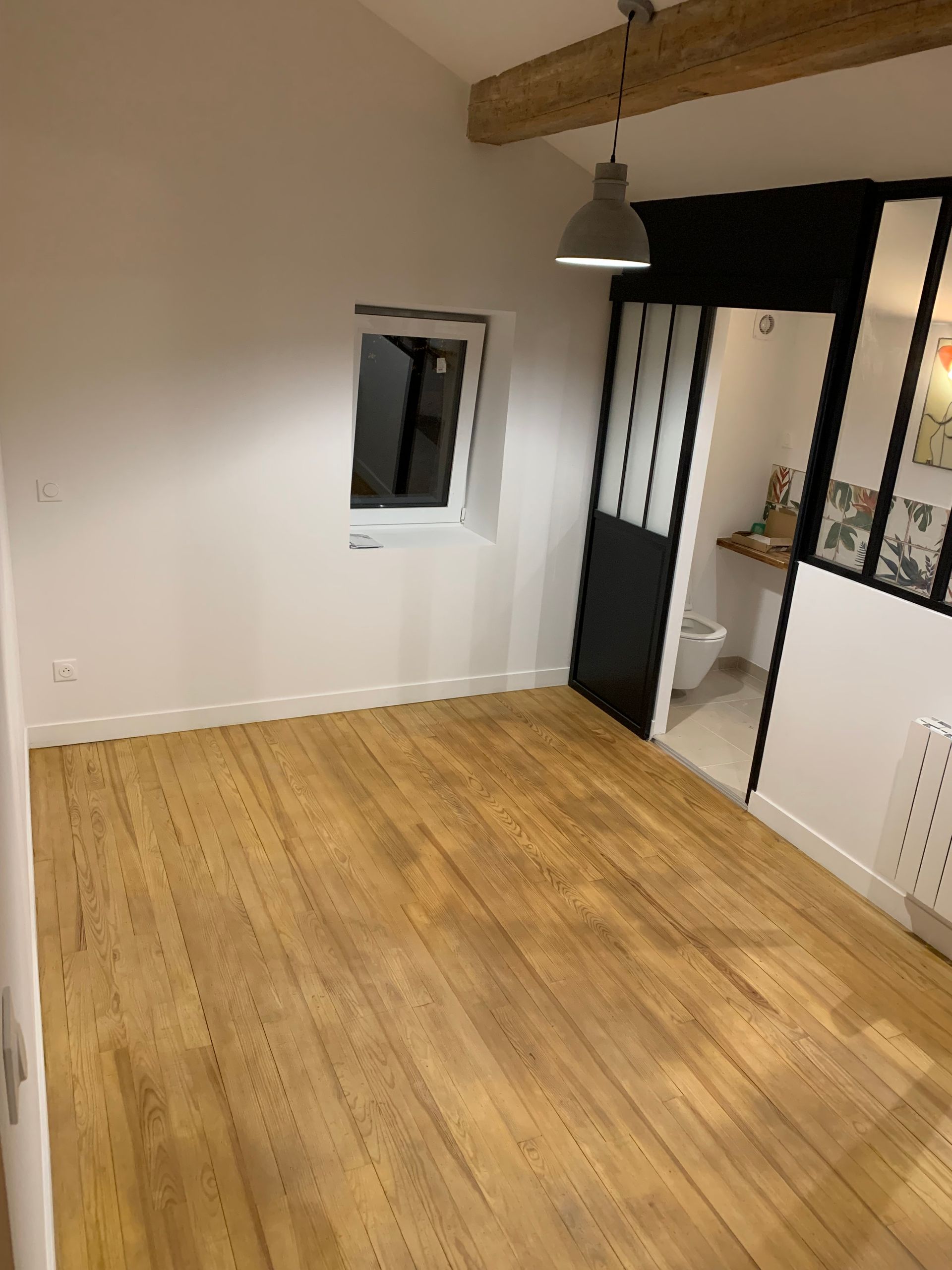 Parquet en pin à lames droites