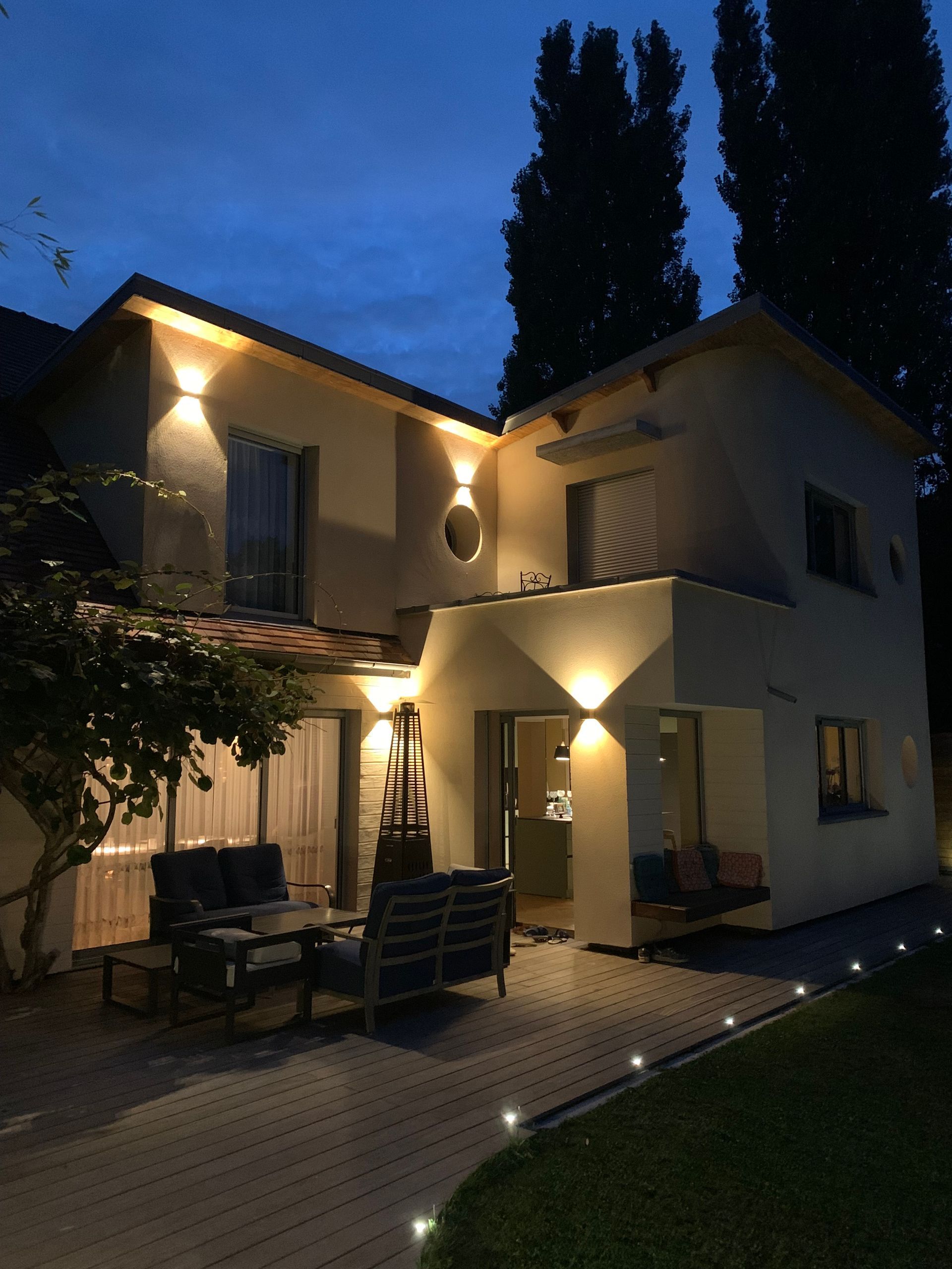 Extension de maison terminée avec éclairage sur la façade de nuit