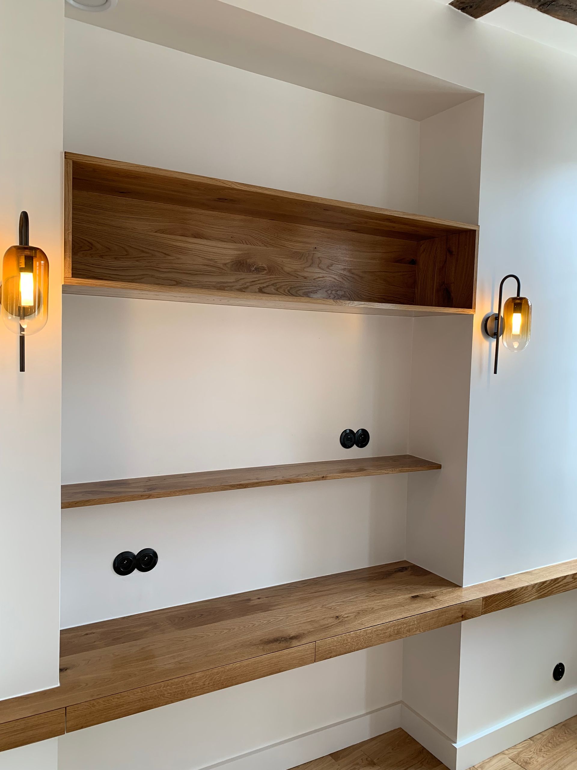 Bureau intégré dans un renfoncement de mur