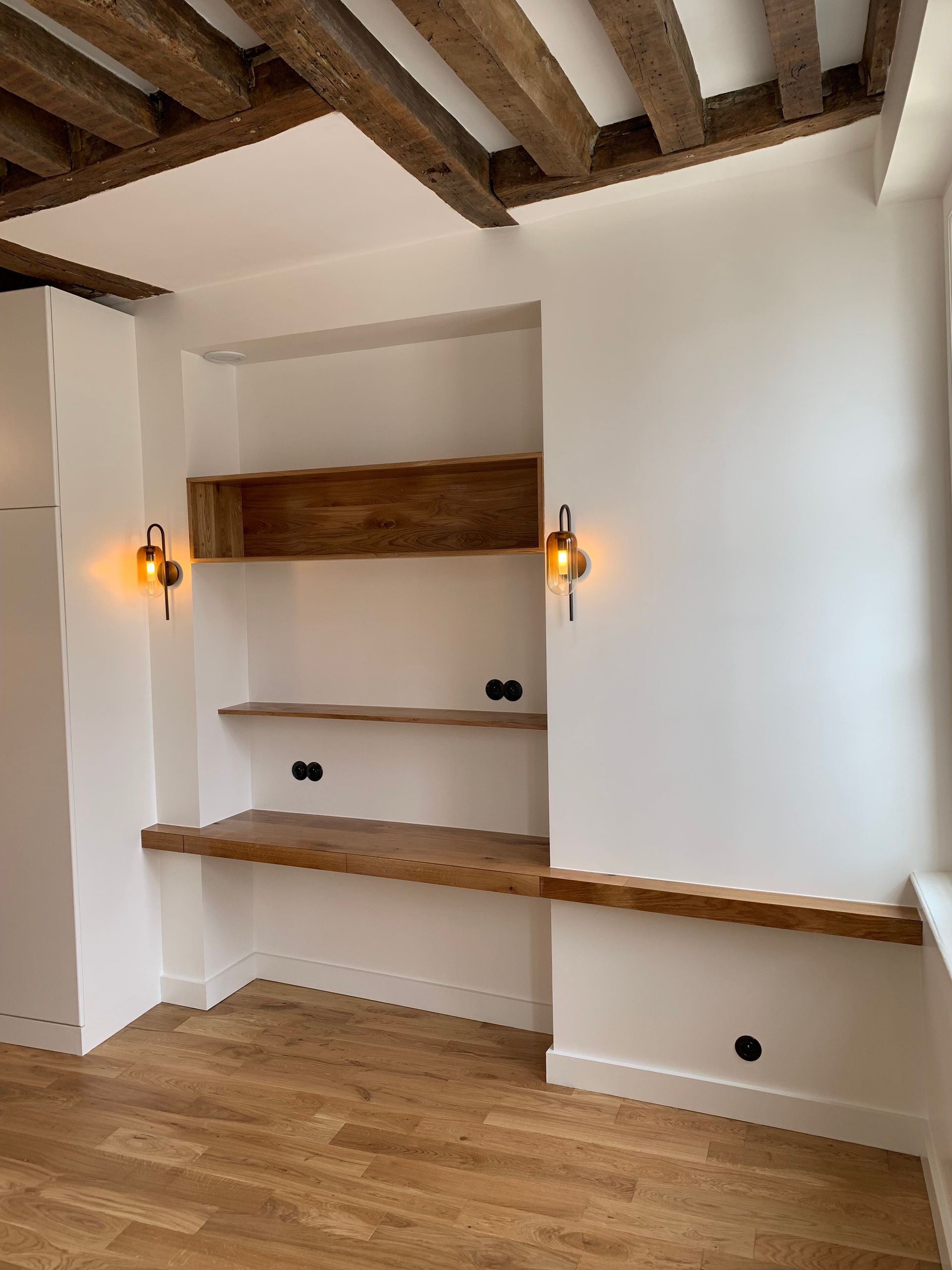 Bureau intégré avec plateau en bois