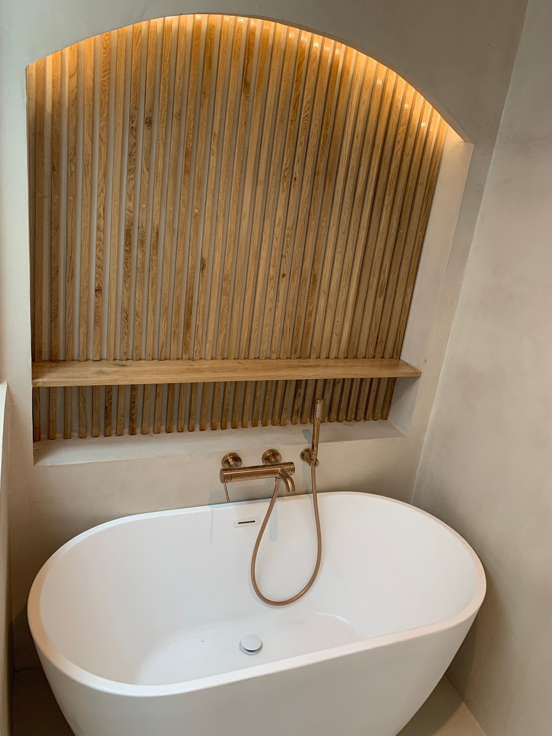 Grande baignoire avec robinetterie dorée