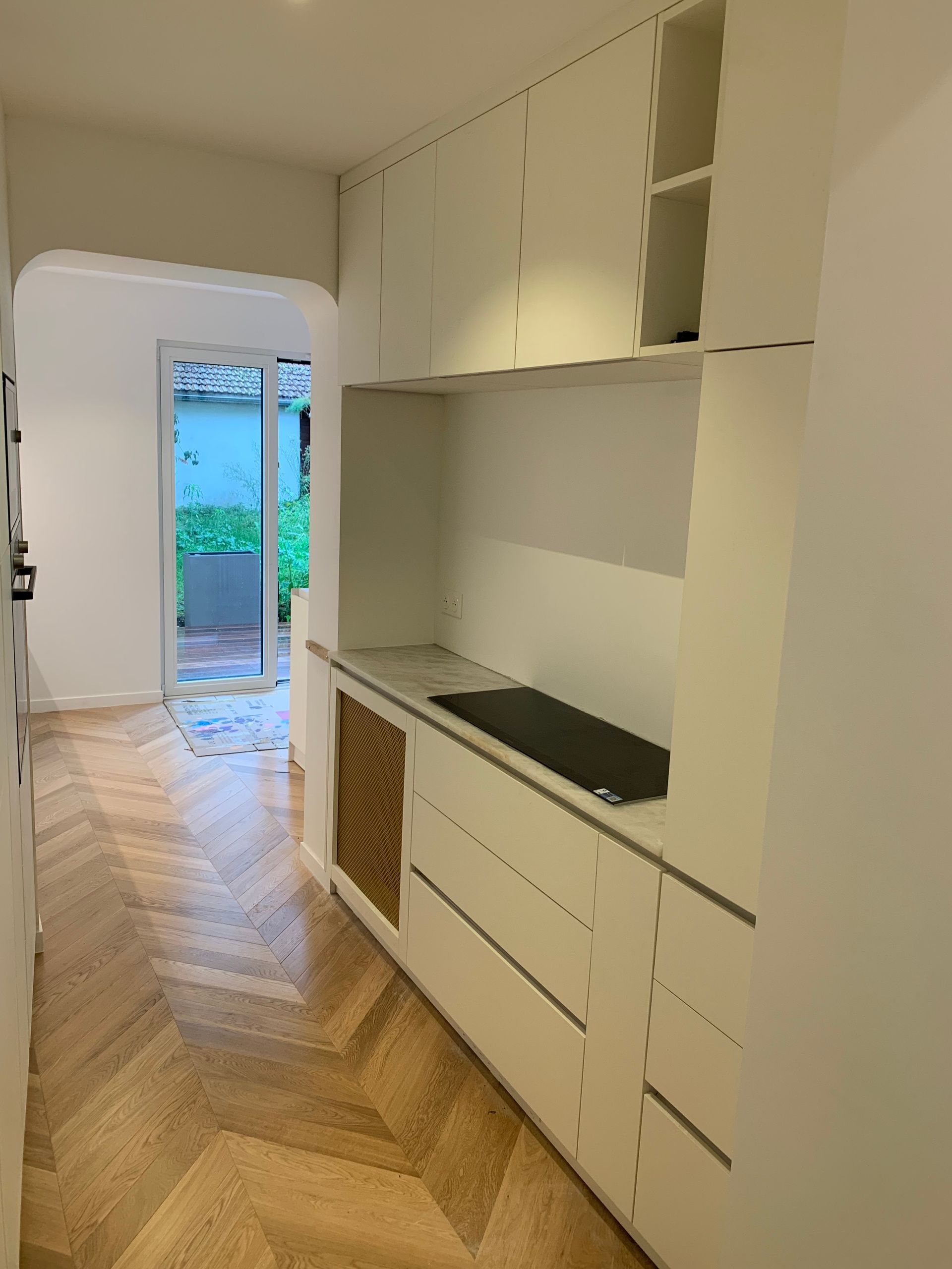 Cuisine longiligne avec éléments blancs