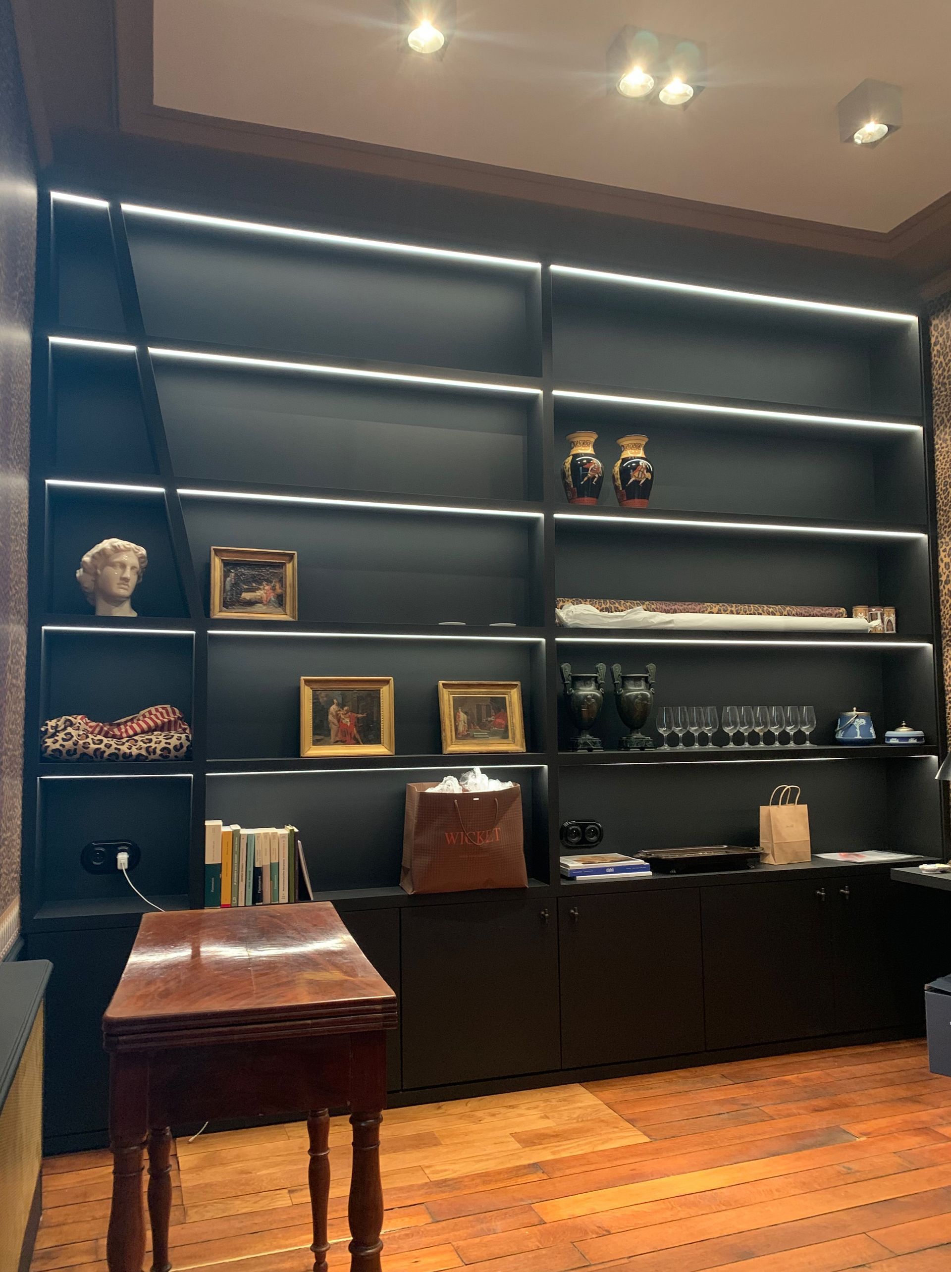 Bibliothèque sur mesure peinte en bleu nuit