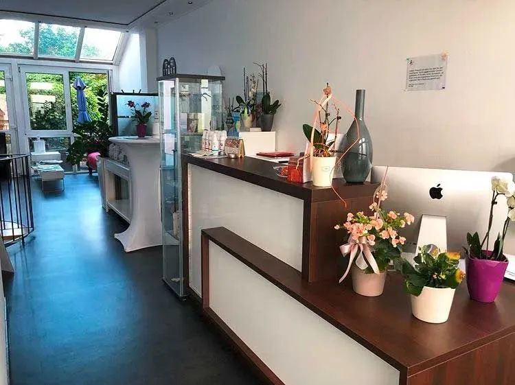 Dekorationen im Raum der Podologiepraxis