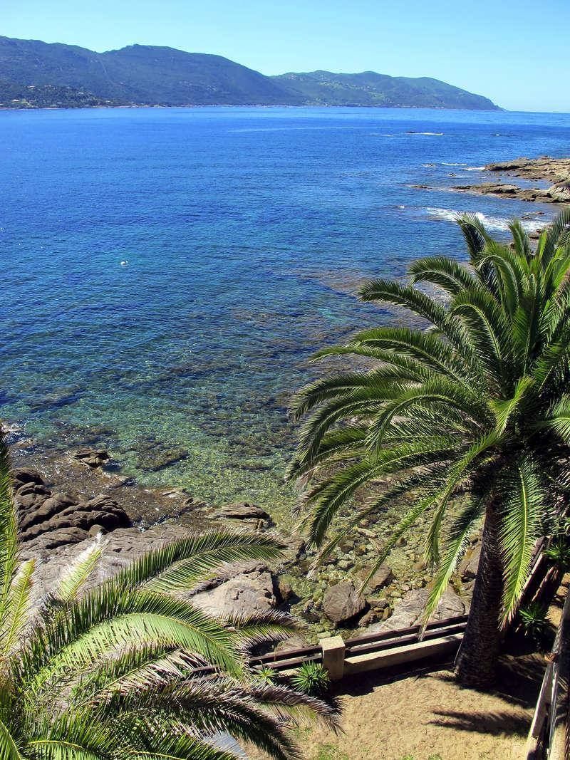 Photo en hauteur depuis une plage en Corse