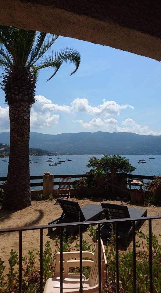 Chaise en terrasse avec vue sur mer