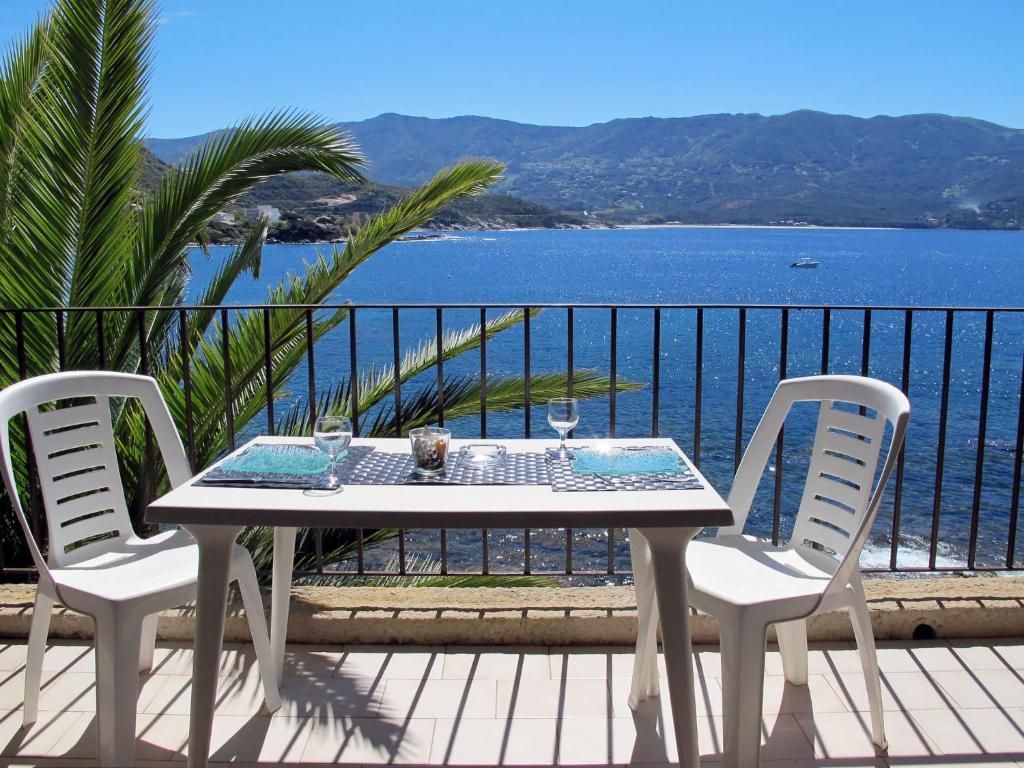 Table pour déjeuner en plein soleil sur une terrasse