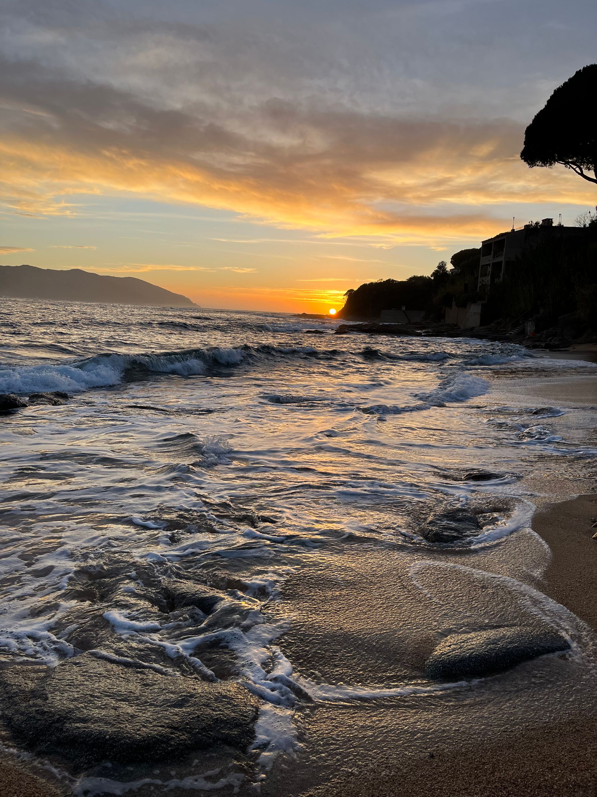 Photo d'un coucher de soleil sur une plage