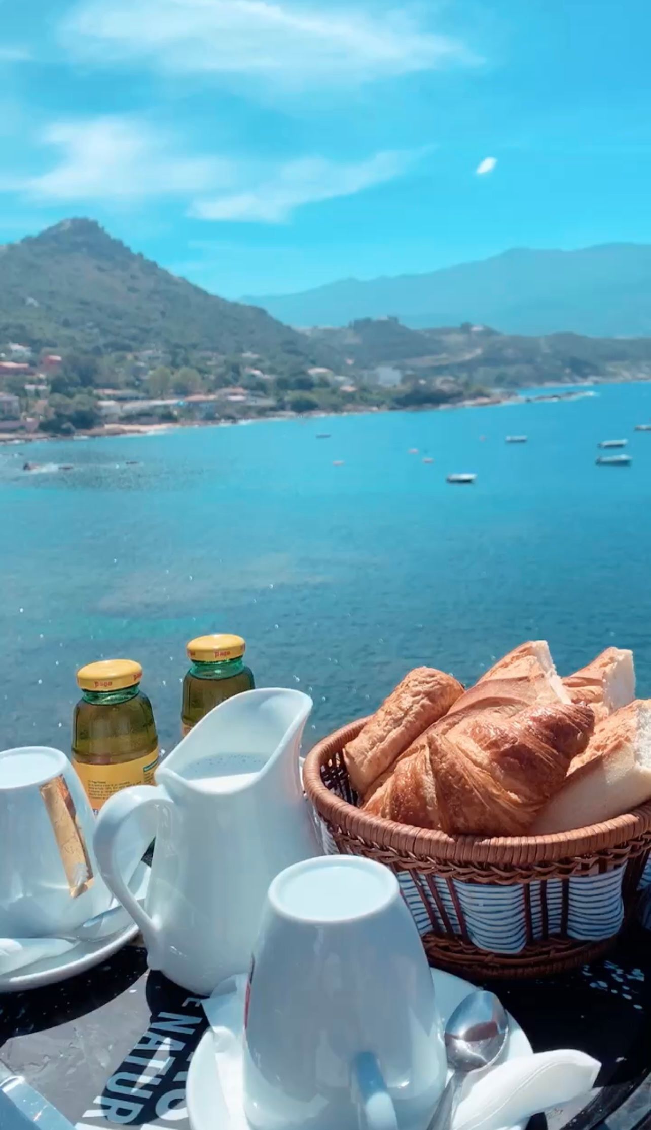 Petit-déjeuner sur une terrasse avec vue sur la Mer