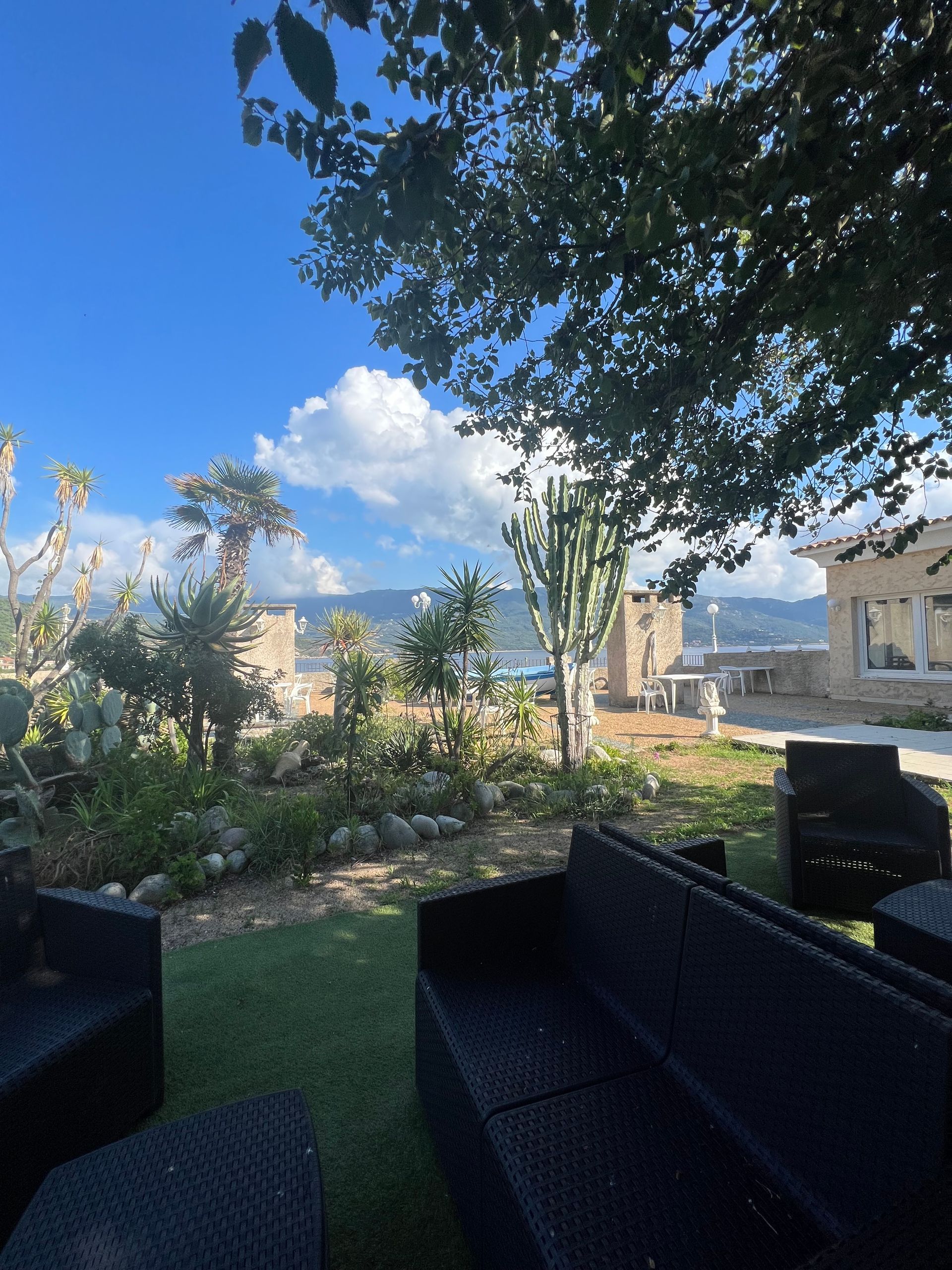 Salon extérieur en plein soleil