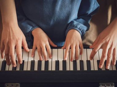 Ute Werner exklusiver Musikunterricht Person und Kind am Klavier