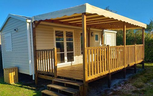 Mobil home avec une terasse