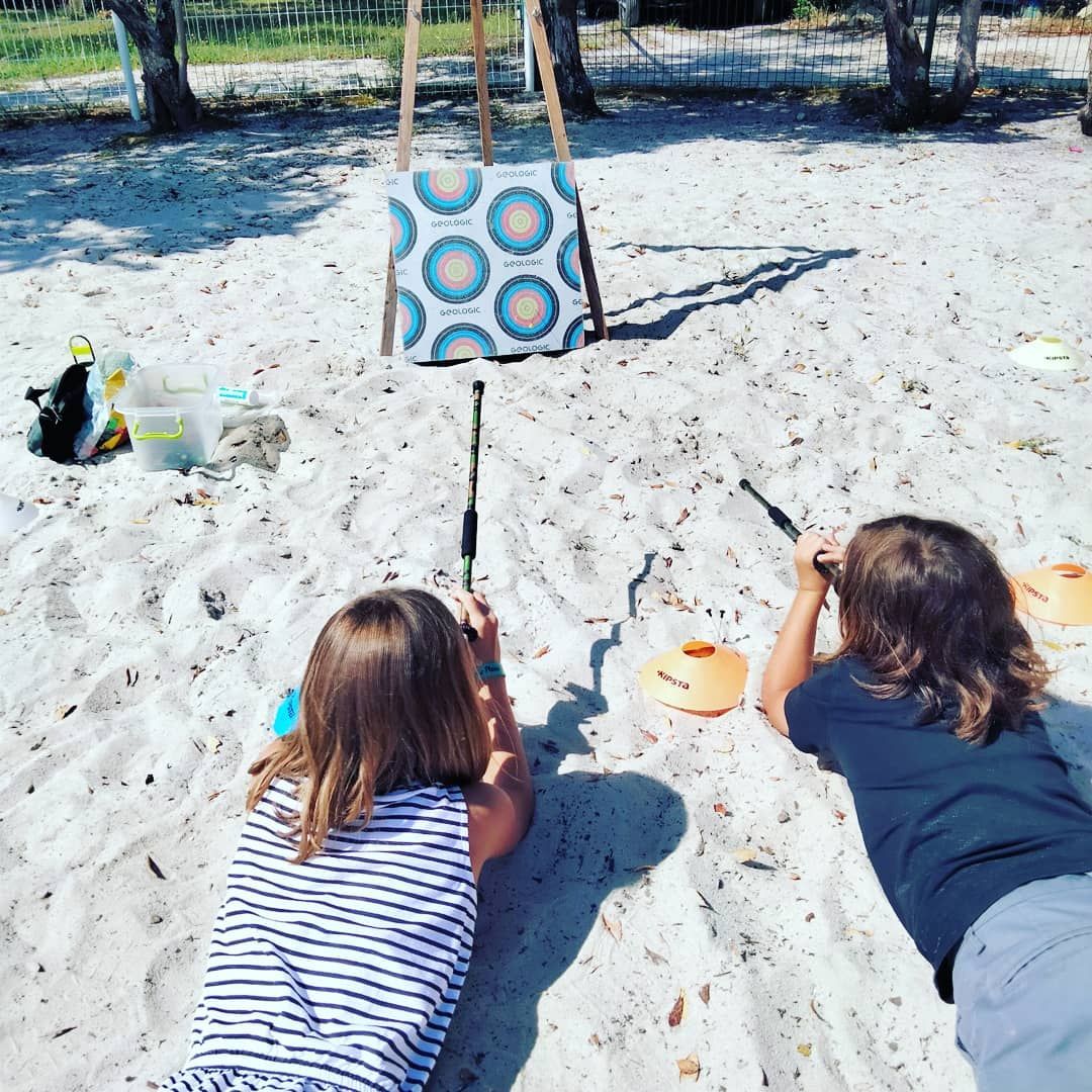 Des enfants qui jouent avec des sarbacanes
