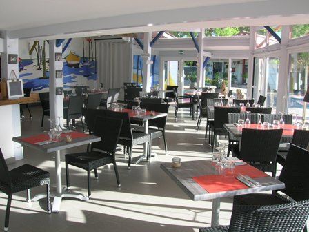 Intérieur d'un bar avec des tables et des chaises