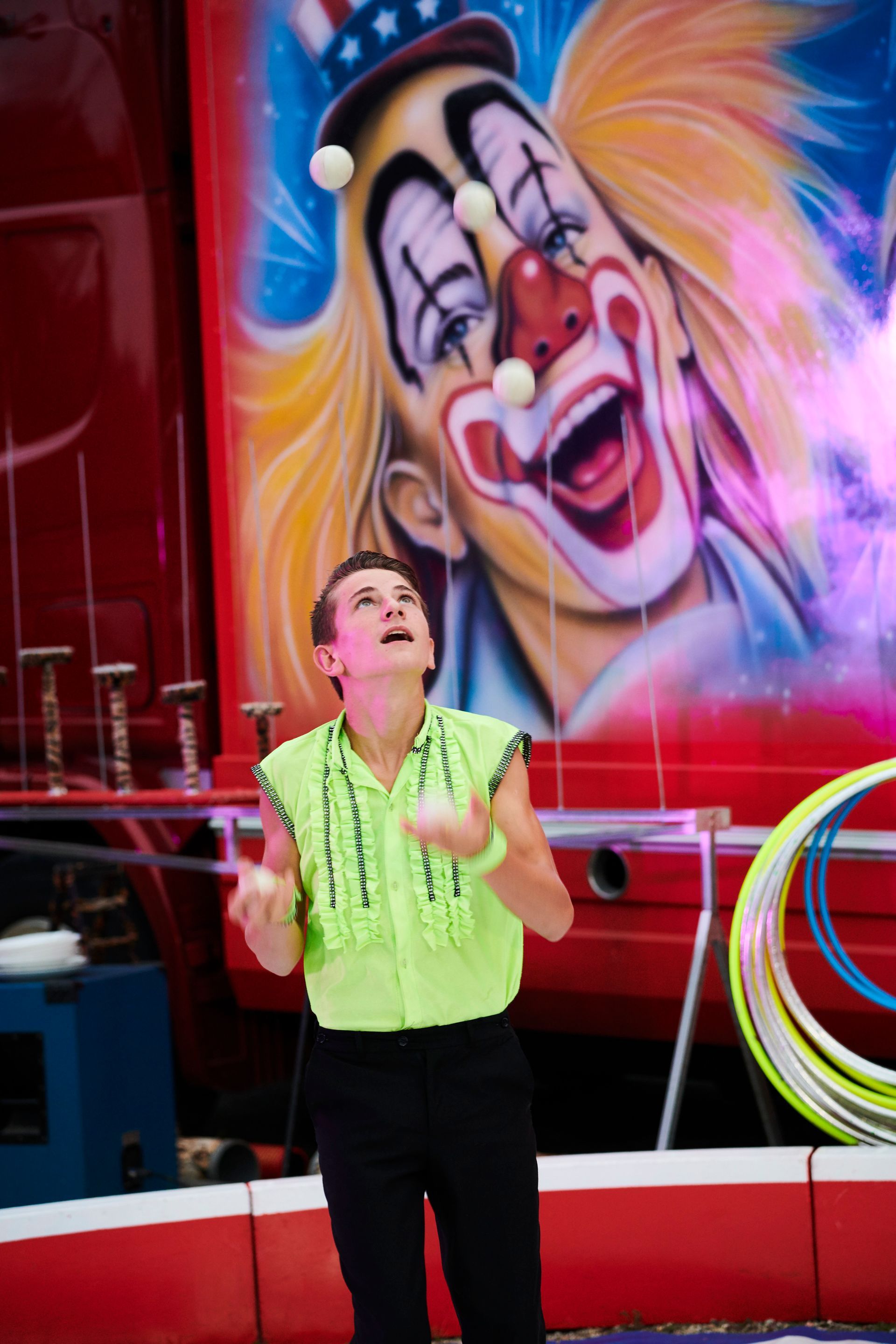 Jeune garçon qui jongle