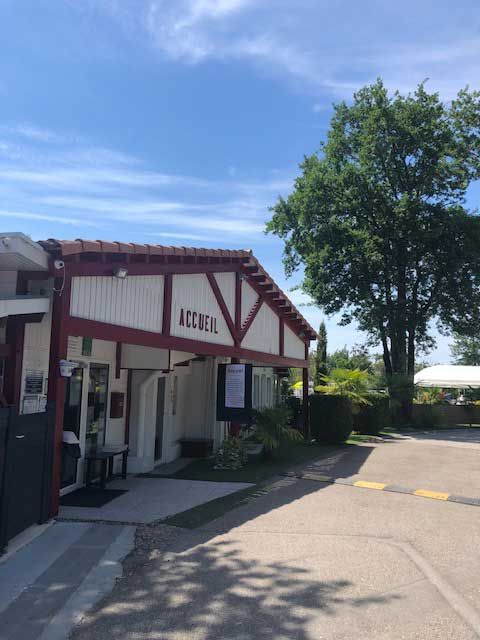 Façade de l'acueil du camping