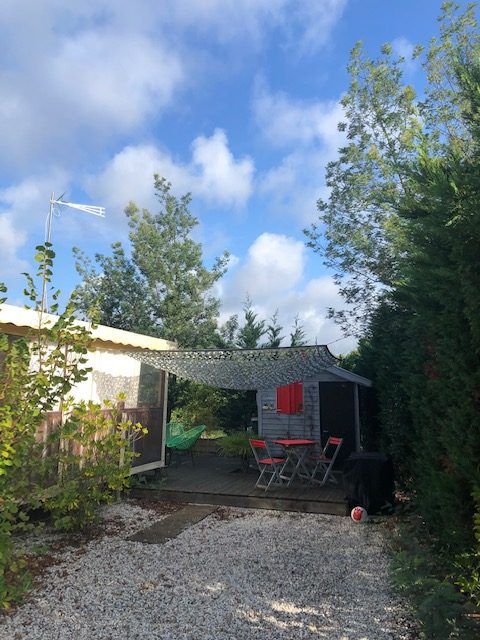 Allée à côté d'un mobile home